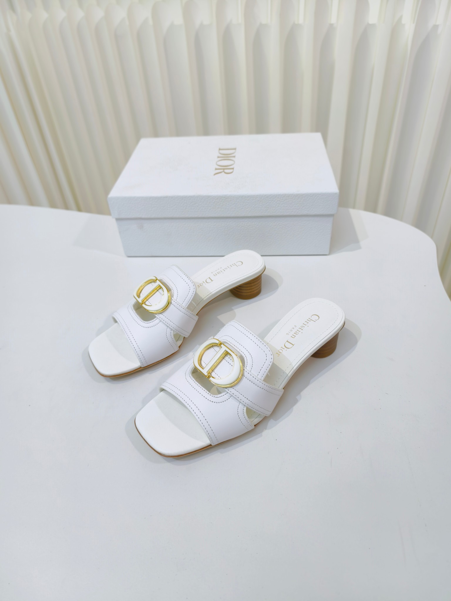 NO:443835,Dior 2025 autumn hits this C'est Dior low-heel sandals are elegant and fashionable. The upper is carefully crafted from cowhide, simple and elegant, decorated with gold-finished metal C and D letters to enhance the style, and is inspired by Dior archives. The design is elegant, and the square toe complements the 4.5cm round heel, making the fashionable shape more refined and can add elegant temperament to all kinds of shapes. The outsole uses Italian imported leather outsole Size34-43 (34.40.41.42.43 customized sizes are not returned or exchanged), slippers, dior, slippers, cowhide, Leather soles19860909Dior 2025秋季爆款来啦这款 C ' est Dior 低跟凉拖优雅时尚,鞋面采用牛皮精心制作,简约雅致,饰以金色饰面金属 C 和 D 字母提升格调,灵感源自 Dior 档案.设计优雅,方形鞋头与4.5cm圆跟相得益彰,令时尚的造型更加精致,可为各式造型增添高雅气质,大底采用意大利进口真皮大底 Size34-43码（34.40.41.42.43定做码数不退不换）,拖鞋,dior,slippers,cowhide,Leather soles,Women's Shoes