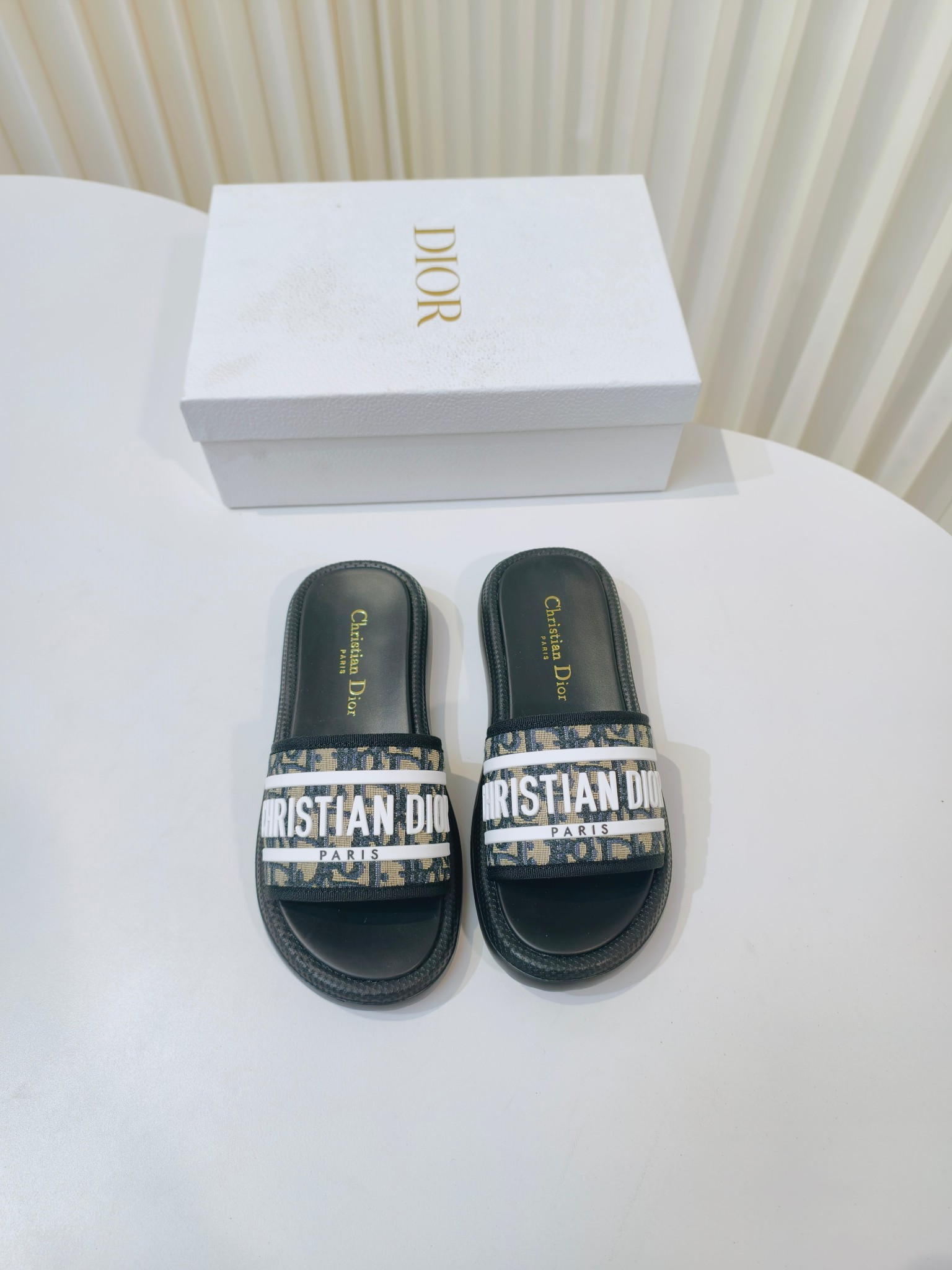 NO:443821,The new 2025 autumn model is here. Dioreviera Dway thick-soled flat-heeled flip flops are carefully crafted with washed blue fabric, decorated with wine-yellow grass effect print, the inner part is breathable cowhide, and the light EVA thick-soled design is easy to match with all kinds of items. Size: size 35-43 (40.41.42.43 custom made without return or replacement), slippers, dior, slippers, cowhide198609092025秋季新款来啦Dioriviera Dway厚底平跟一字拖鞋面采用水洗蓝面料精心制作,饰以酒耶草效果印花,内里采用透气牛皮,轻盈的EVA厚底设计,轻松与各类单品搭配. Size:35-43码（40.41.42.43定做不退不换）,拖鞋,dior,slippers,cowhide,Women's Shoes