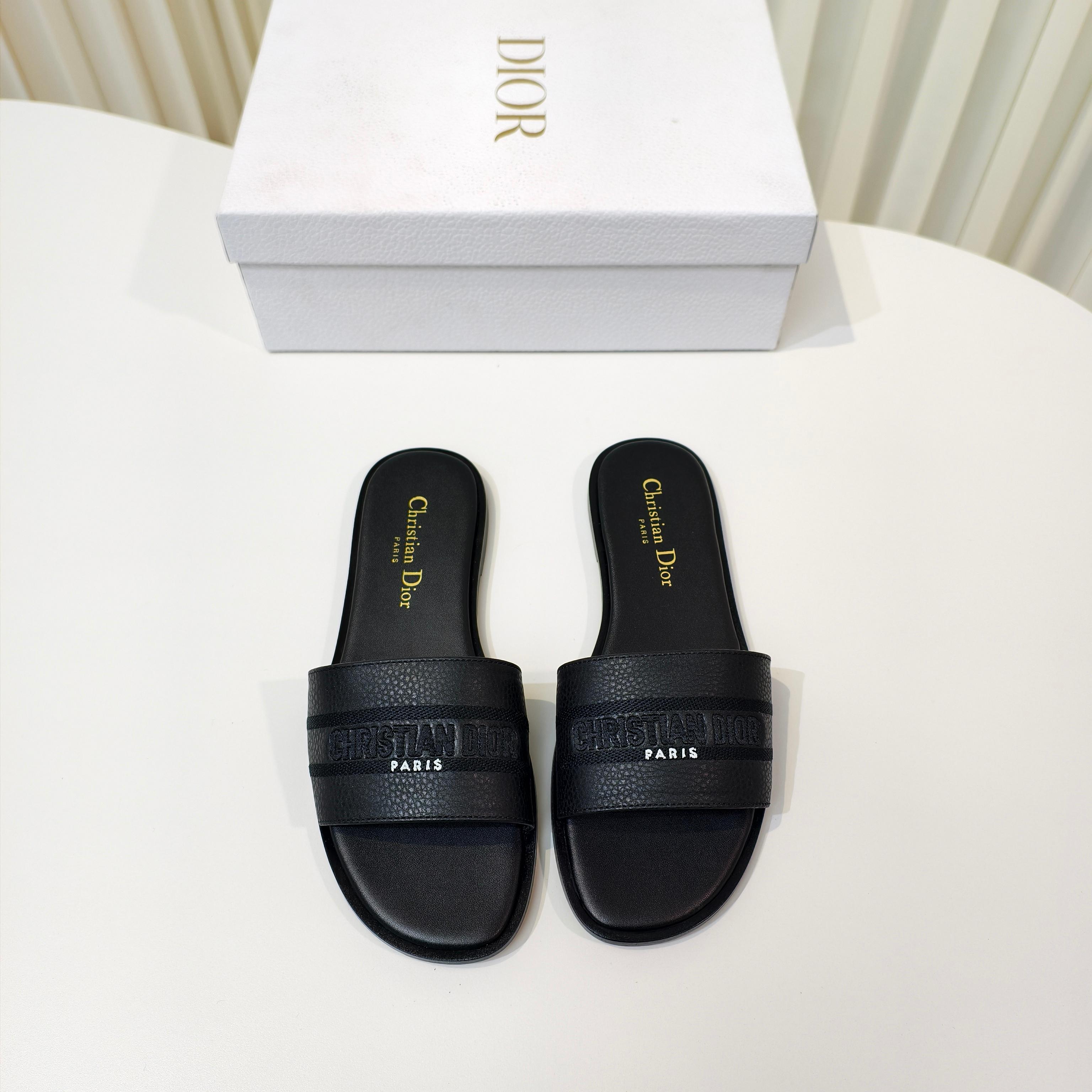 NO:459746,Dior Dior Spring and Summer New DWAY Flat-soled Flip-flop Color-blocking Women's Shoes CD Letter Logo Three-dimensional Embroidered Cylindrical Heel Sandals Square Toe Thick Heel Jelly Color Open-toe Slippers Original Development Top Version Market Material: Upper Original Consistent Washing Cowhide Electric Embroidery High Temperature Water-soluble Cotton Technology Fabric + Water-dyed Cowhide Foot-in-On-Out Sole Heel Heel: 1.5CM/4.5CM size34-43 (34.40.41.42.43 Customized No Return or Exchange), Slippers, Dior, Dior, Sandals, Slippers, Cowhide, Leather Soles19860909迪奥 Dior 春夏新款 DWAY 平底一字拖拼色女鞋 CD字母logo立体刺绣圆柱跟凉鞋 方头粗跟果冻色露趾拖鞋 原版开发市面顶级版本 材质:鞋面原版一致水洗牛皮电绣高温水溶棉质科技面料+水染牛皮垫脚内里+意大利真皮大底 跟高:1.5CM/4.5CM size34-43（34.40.41.42.43定做不退不换）,拖鞋,dior,dior,sandals,slippers,cowhide,Leather soles,Women's Shoes