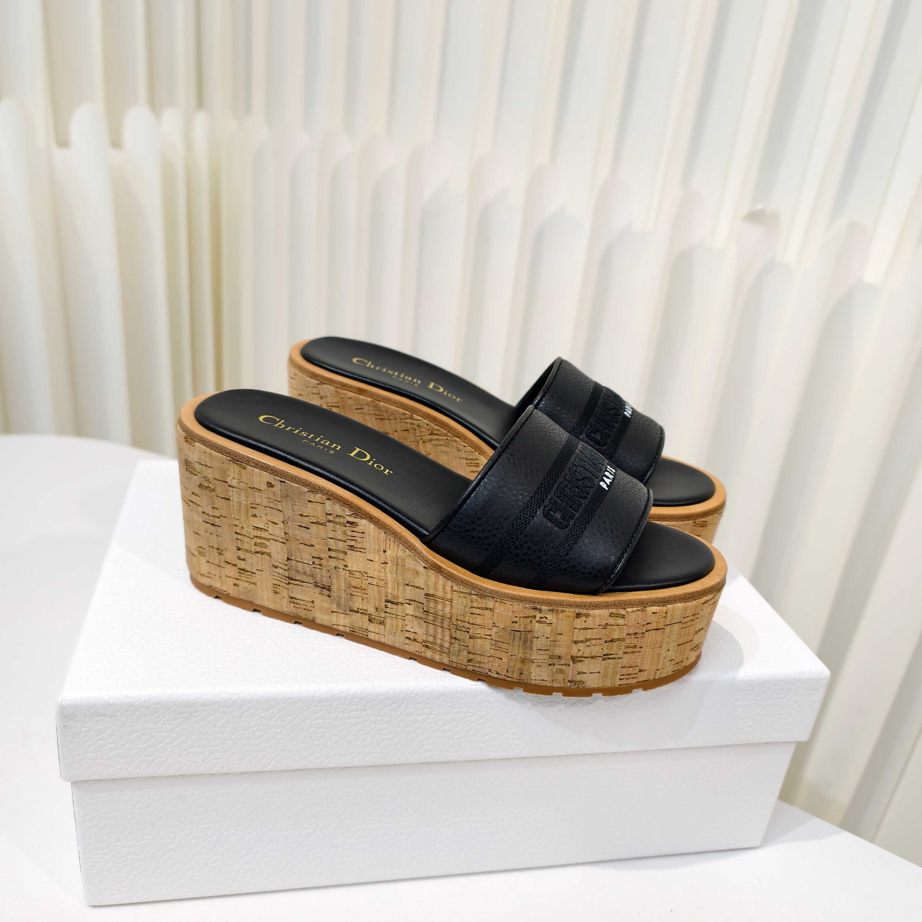 NO:562051,Dior's new autumn fashionable and versatile thick-soled casual sandals with embroidered cowhide surface, simple and natural fairy style, thick-soled wedge heel design, make your legs appear taller and longer, the feet are made of soft leather, they are really light and comfortable on the feet!  Each color also brightens the skin and is very popular no matter what the occasion!  Size: 34-42 yards (34.40.41.42 customized, non-refundable and non-exchangeable), slippers, dior, slippers, cowhide19860909Dior秋季新款时尚百搭厚底增高休闲凉拖鞋刺绣牛皮面,简单自然仙气风,加厚底坡跟设计,显高显腿长,垫脚采用软皮面,上脚是真的很轻很舒服！每个颜色也显皮肤亮白,不管什么场合都非常受欢迎！ Size:34-42码（34.40.41.42定做不退不换）,拖鞋,dior,slippers,cowhide,Women's Shoes