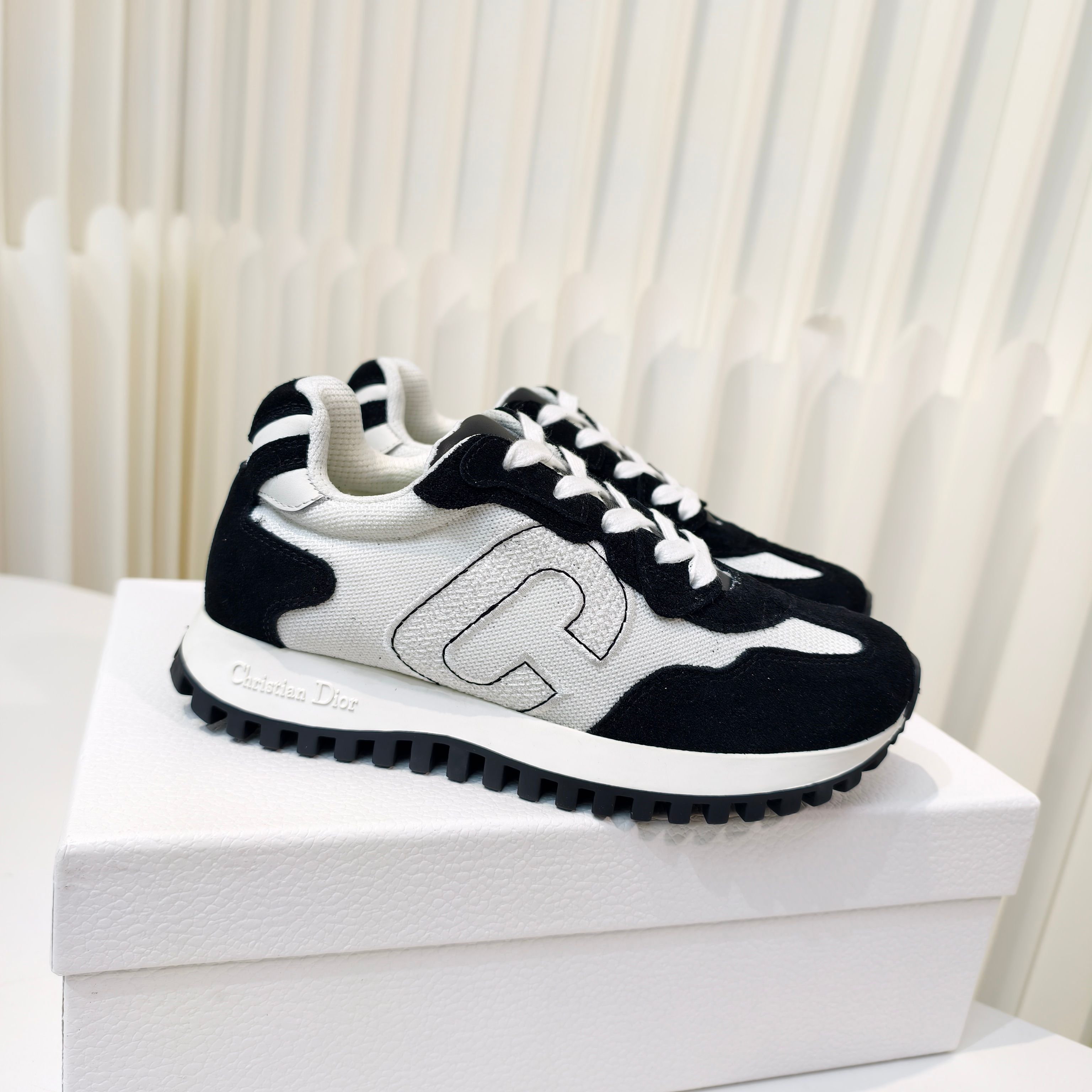 NO:466852,Dior genuine leather casual lace-up color-blocked sneakers couples' shoes upper is paired with anti-cowhide with white mesh fabric, and the sides are decorated with embroidered C and D letters to enhance the style. The light two-color outsole is extremely comfortable and shows the charm of the sports style. When couples wear it on the street, they will turn 100% back!  Women's size: 35-41 size (40.41 custom made without return or exchange) Men's size: 39-45 size (45 custom made without return or exchange), casual shoes/sports shoes, dior, sneakers, cowhide19860909Dior 真皮休闲系带拼色运动鞋情侣鞋鞋面由反牛皮搭配白色网眼织物,侧面饰以刺绣C和D字母提升格调.轻盈的双色大底舒适非凡,彰显运动风格的魅力.情侣出街穿上它,回头率百分百！ 女码:35-41码（40.41定做不退不换） 男码:39-45码（45定做不退不换）,休闲鞋/运动鞋,dior,sneakers,cowhide,Women's Shoes