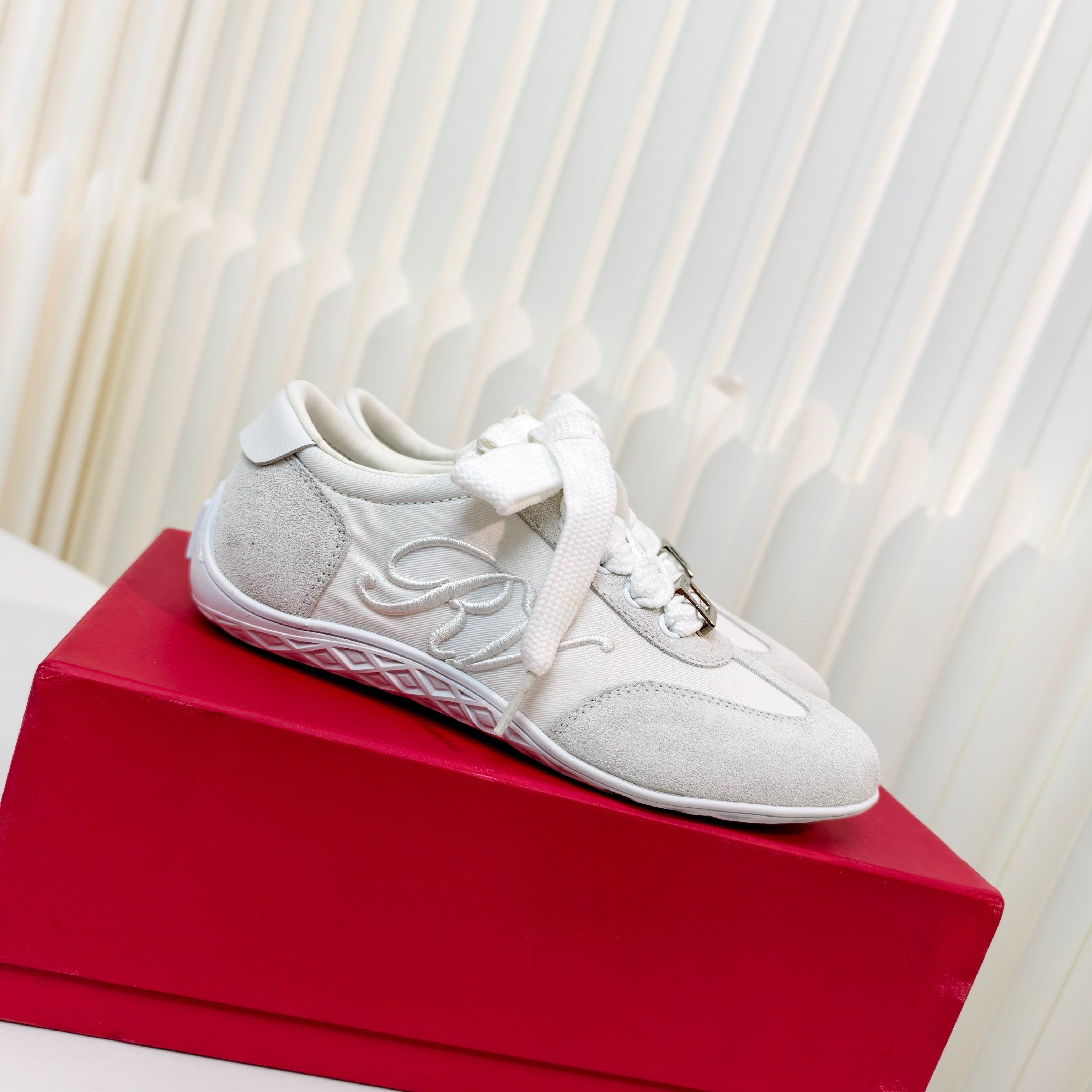 NO:629338,Roger vivie* autumn and winter new Viv Low casual sports shoes star's same style Laila upper is made of cow suede and silk satin. The metal buckle and embroidered letters on the side attract the eye. It is equipped with a rubber outsole with soft lines. It is soft and light, energetic and eye-catching. It combines sports aesthetics and urban flavor. Size34-41 (34.40.41 custom-made, non-refundable and non-exchangeable), casual shoes/sports shoes, roger vivor, sneakers19860909Roger vivie*秋冬新款Viv Low休闲运动鞋明星同款来啦鞋面以牛反皮绒和丝缎制成,金属饰扣和侧边的刺绣字母吸引眼球,配以柔美线条的橡胶大底,柔软又轻便,活力跃动、天生瞩目,融合运动美学与都市气息. Size34-41码（34.40.41定做不退不换）,休闲鞋/运动鞋,roger vivier,sneakers,Women's Shoes