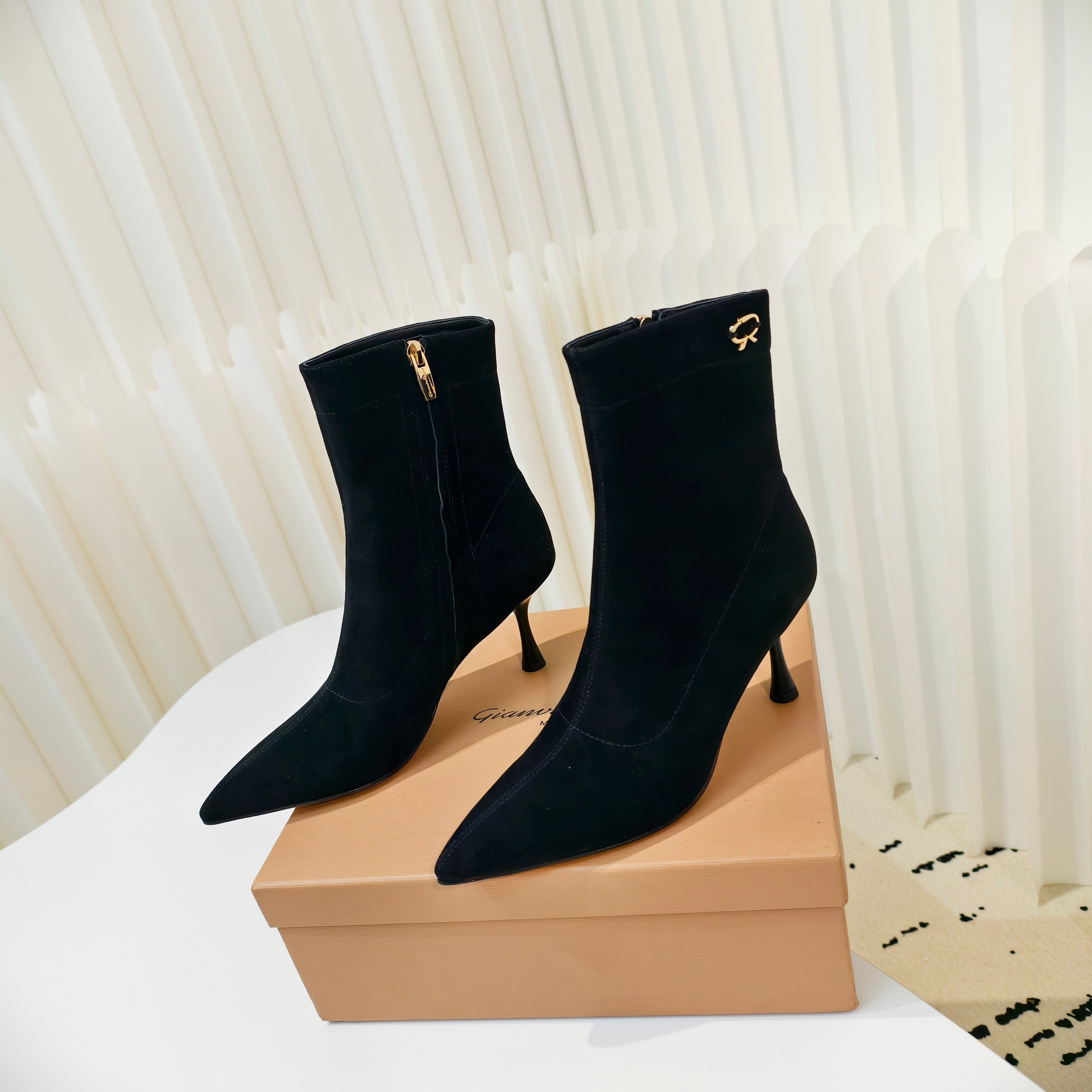 NO:493375,The upper of Gianvito rossi pointed toe high heel R-buckle short boots is hand-made in genuine leather, and the upper and boot barrel are spliced ​​to highlight its uniqueness!  The lines on the shoe mouth are like tulip petals, showing the softness of women. The Italian imported leather outsole + 8.5cm special-shaped heel, with a steady foot on the ground, as if walking on the ground. The autumn and winter paired with formal clothes or skirts are a beautiful landscape!  Size: 34-42 sizes (34.40.41.42 custom made without return or replacement), boots, boots, skirts, Leather soles19860909Gianvito rossi尖头高跟R扣短靴鞋面采用真皮手工定制,鞋面与靴筒用拼接方式设计,凸显出它的奇特之处！鞋口线条似郁金香花瓣一样,彰显女性的柔美. 意大利进口真皮大底+8.5cm异形跟,上脚稳稳当当,如履平地.秋冬搭配正装或者裙子,都是一道靓丽的风景线！ Size:34-42码（34.40.41.42定做不退不换）,靴子,boots,skirts,Leather soles,Women's Shoes