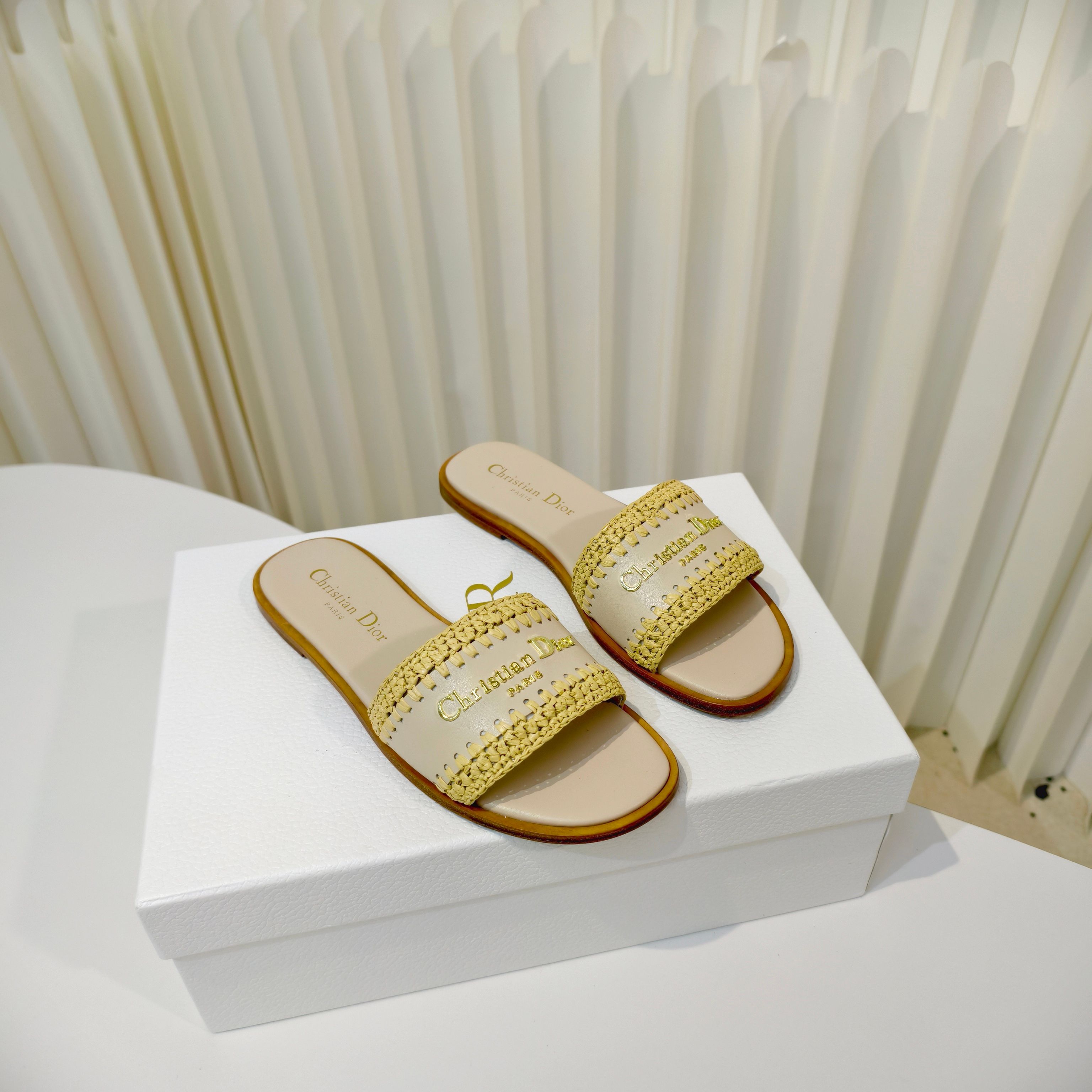 NO:493368,Dior cowhide hooked flat-soled sandals This D-Lane sandals highlights the classic style and displays hollow rattan plaid pattern. The upper is decorated with a gold metal logo to highlight the fashionable temperament. The padded leather innersole creates a comfortable wearing experience, the simple design is easy to put on and take off, and is equipped with imported genuine leather soles. Size: size 34-42 (34.40.41.42 customization without return or replacement), slippers, dior, slippers, cowhide, Leather soles19860909Dior牛皮编织勾花平底凉拖这款D-Lane凉拖彰显经典风格,展示镂空藤格纹图案.鞋面饰以金色金属标志,彰显时尚气质.加垫皮革内底打造舒适的穿着体验,简约设计便于穿脱,配进口真皮大底. Size:34-42码（34.40.41.42定制不退不换）,拖鞋,dior,slippers,cowhide,Leather soles,Women's Shoes