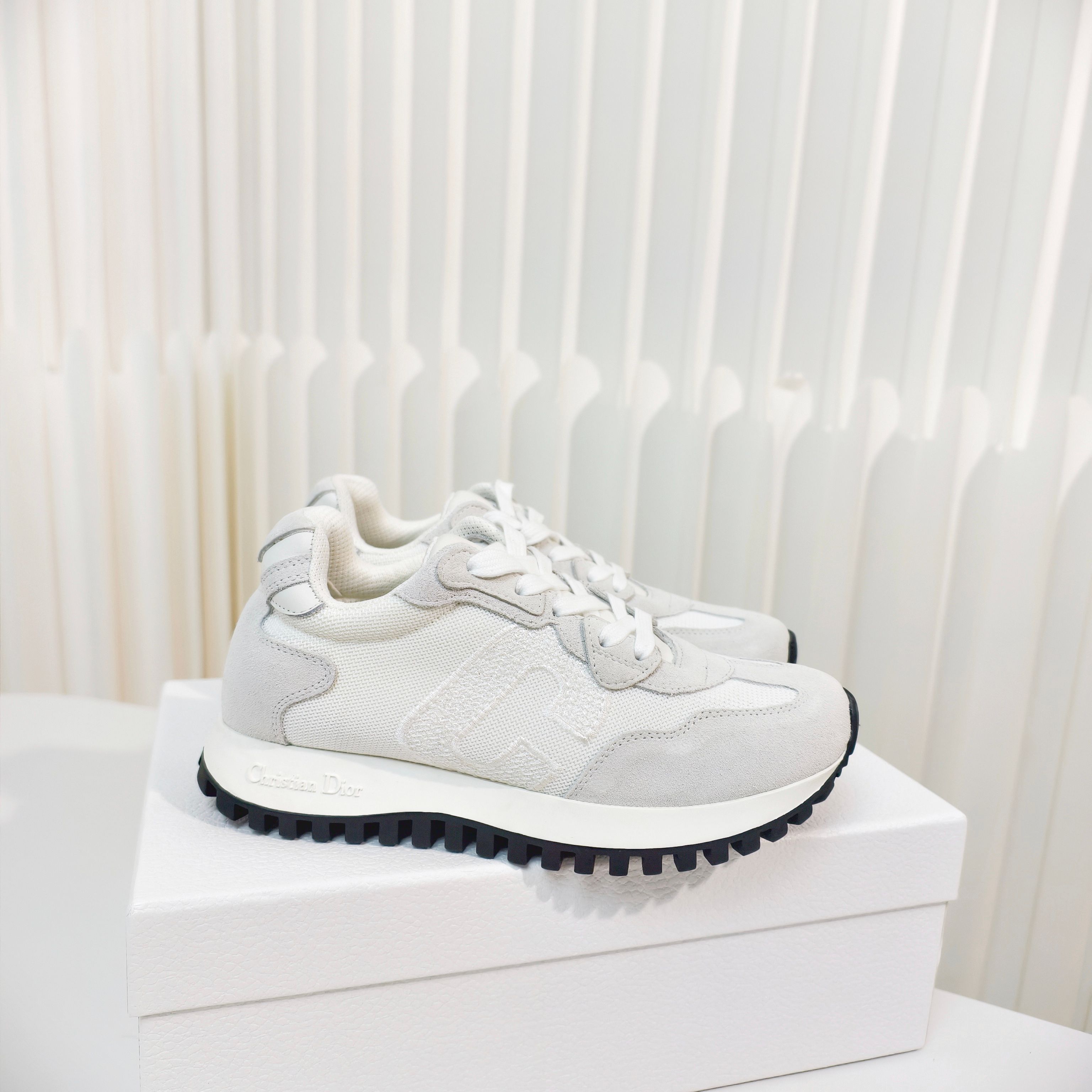 NO:493418,Dior genuine leather casual lace-up color-blocked sneakers couples' shoes upper is made of reverse cowhide with white mesh fabric, and the sides are decorated with embroidered C and D letters to enhance the style. The light two-color outsole is extremely comfortable and shows the charm of the sports style. When couples wear it on the street, they will turn 100% back!  Women's size: 35-41 size (40.41 custom made without return or exchange) Men's size: 39-45 size (45 custom made without return or exchange), casual shoes/sports shoes, dior, sneakers, cowhide19860909Dior 真皮休闲系带拼色运动鞋情侣鞋鞋面由反牛皮搭配白色网眼织物,侧面饰以刺绣C和D字母提升格调.轻盈的双色大底舒适非凡,彰显运动风格的魅力.情侣出街穿上它,回头率百分百！ 女码:35-41码（40.41定做不退不换） 男码:39-45码（45定做不退不换）,休闲鞋/运动鞋,dior,sneakers,cowhide,Women's Shoes