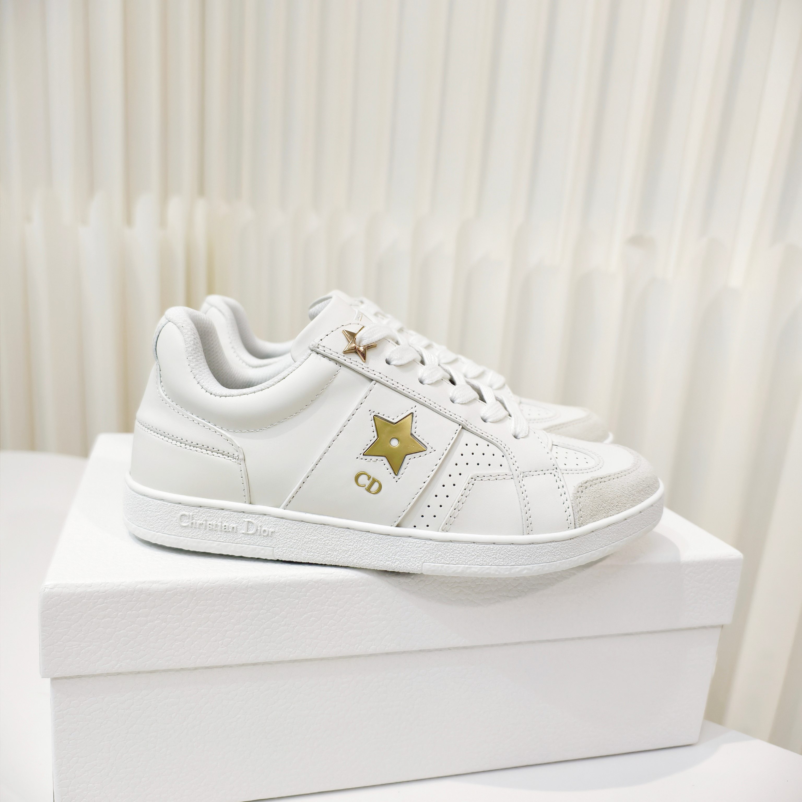 NO:493361,D* Star sneakers are D* classic items with unique classic outlines. They are carefully crafted from white cowhide leather and decorated with suede inserts tones. They are embellished with gold tones CD and Christian D* Paris logos, and gold-faced metal stars decorate the lace eyelets to enhance the style. The style is light and matched with thin soles, suitable for all seasons. They can be matched with various casual looks to add the finishing touch. * The tongue is decorated with Christian D* Paris logo * CD logo, with gold-faced stars on both sides * Gold-faced metal eyelets, one of which is embellished with star details * Brand logo glue sole * Made in Italy *  size women 35-41 (customized by 40/41), casual shoes/sports shoes, dior, sneakers, cowhide19860909D家最新色休闲小白鞋这款 D* Star 运动鞋是 D* 的经典单品,经典的轮廓别具一格.采用白色牛皮革精心制作,饰以同色调绒面革镶片.点缀以金色调 CD 和 Christian D* Paris 标志,金色饰面金属星星装饰鞋带孔眼,提升格调.款式轻盈,搭配薄鞋底,四季皆宜,可与各式休闲造型搭配,增添点睛之笔. * 鞋舌饰以 Christian D* Paris 标志 * CD 标志,两侧饰以金色饰面星星 * 金色饰面金属孔眼,其中之一点缀以星星细节 * 品牌标志胶质鞋底 * 意大利制造 * size女35-41（40/41定做）,休闲鞋/运动鞋,dior,sneakers,cowhide,Women's Shoes