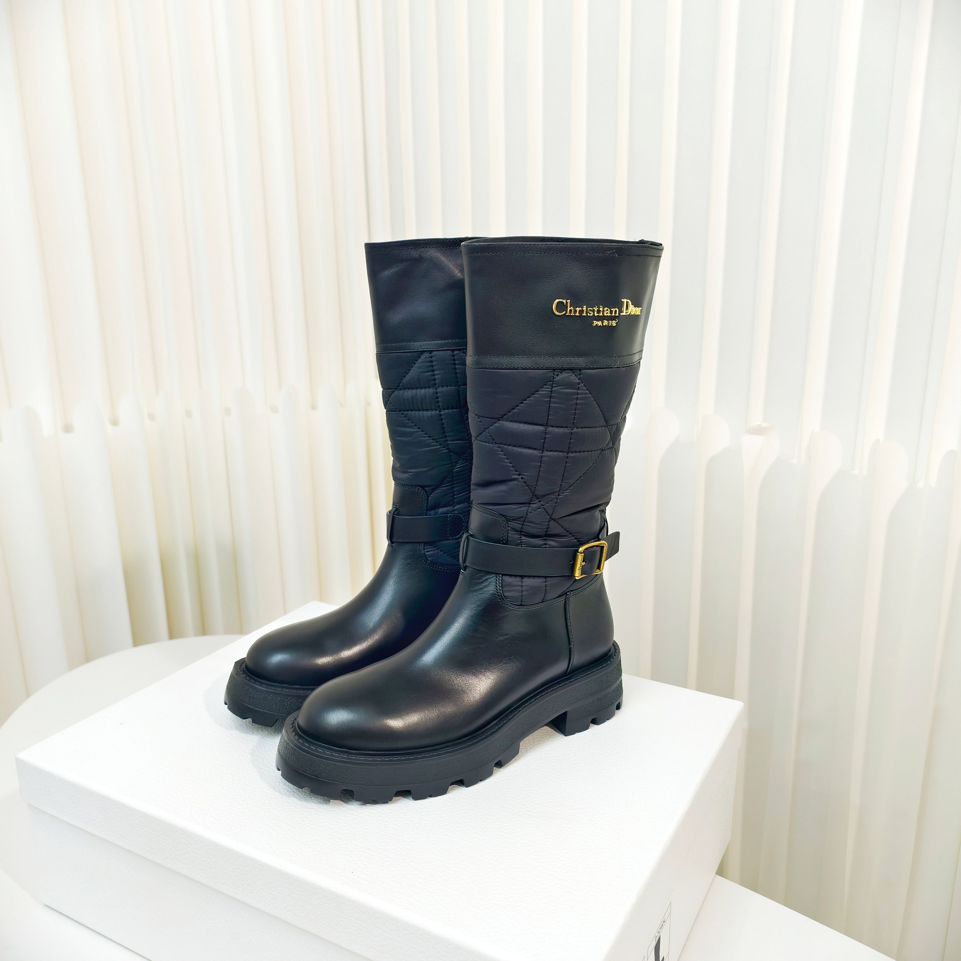 NO:562059,Dior Dior's new autumn and winter cannage pattern embroidered mid-calf knight boots. The entire pair of boots is made of imported genuine leather. The embroidered cannage pattern on the upper is fashionable, classic and attractive. The thickened sole is a blessing for girls who are not tall. The heel height is 5cm. Such handsome and good-looking boots are simply autumn and winter boots. No objection will be accepted!  Size: 35-41 (40.41 is custom-made and cannot be returned or exchanged), boots, dior, dior, boots19860909Dior迪奥 秋冬新款藤格纹刺绣中筒骑士靴整双靴子采用进口真皮全手工制作,鞋面的刺绣藤格纹,时尚经典耐看.加厚底对于个子不高的女孩子简直就是福星呀跟高5cm.如此帅气高颜值简直就是秋冬季的战靴,不接受反驳！ Size:35-41码（40.41定做不退不换）,靴子,dior,dior,boots,Women's Shoes