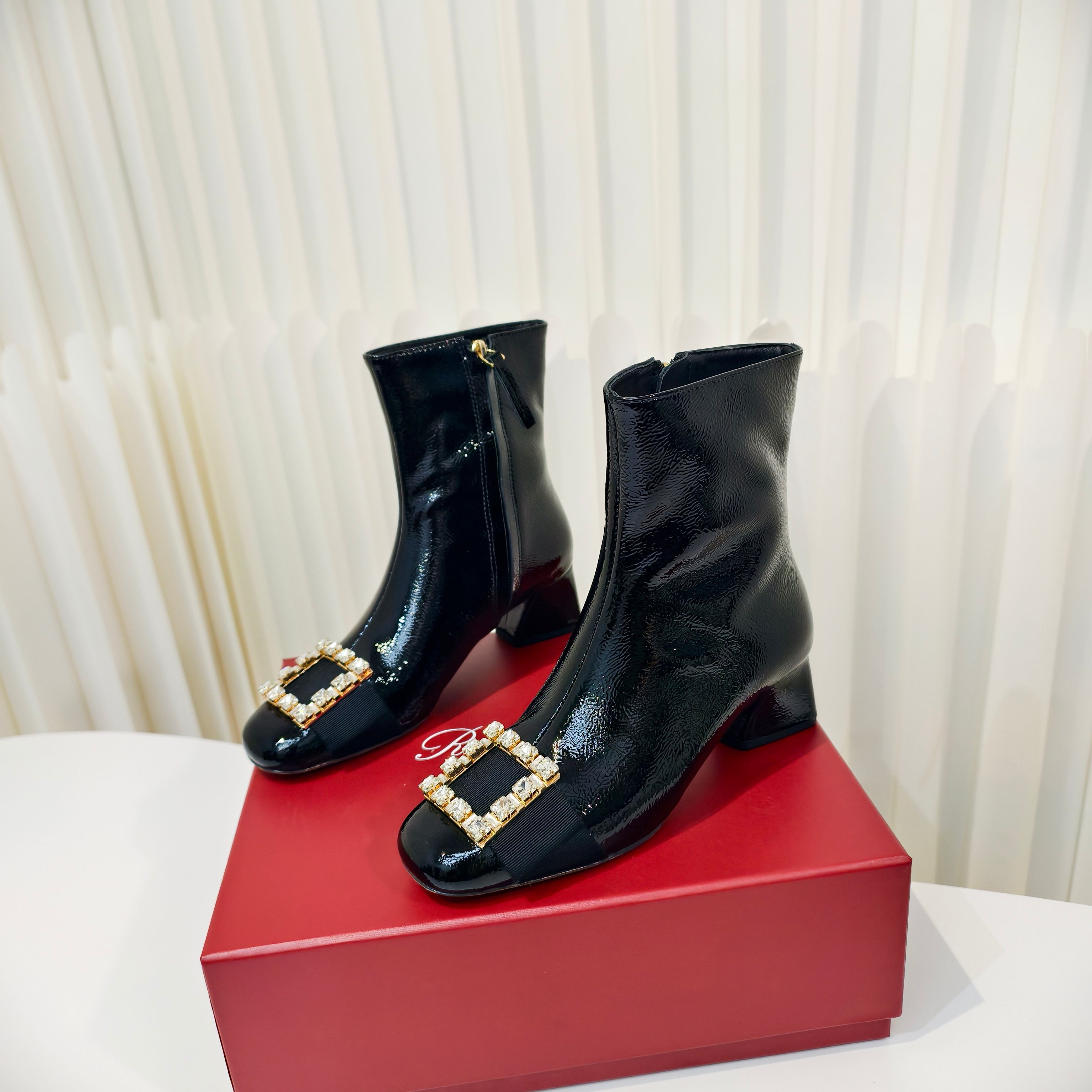 NO:629330,Roger vivor's popular diamond buckle thick heel short boots for winter. This Tres vivor incorporates the elements of the 1960s into the geometric heel design to make the feet feel comfortable, yet elegant!  The upper is made of wrinkled textured patent leather, which is a highlight of this boot. The toe is embellished with classic sparkling diamond buckles. Material cow patent leather/sheep leather + sheepskin lining Outsole Imported genuine leather outsole Heel height 4.5cm Size 34-42 (34.40.41.42 is customized and non-returnable), casual shoes/sports shoes, roger vivor, boots, sneakers, sheepskin, sheep, Leather soles19860909Roger vivier冬季爆款钻扣粗跟短靴这款Tres vivier融入六十年代元素几何后跟设计使脚感舒适,却又不失优雅！鞋面采用褶皱质感漆皮制成,这是该款靴子的一大亮点.鞋头采用经典闪耀钻扣点缀. 材质牛漆皮/羊京皮+羊皮内里 大底进口真皮大底 跟高4.5cm Size34-42码（34.40.41.42定做不退不换）,休闲鞋/运动鞋,roger vivier,boots,sneakers,sheepskin,sheep,Leather soles,Women's Shoes