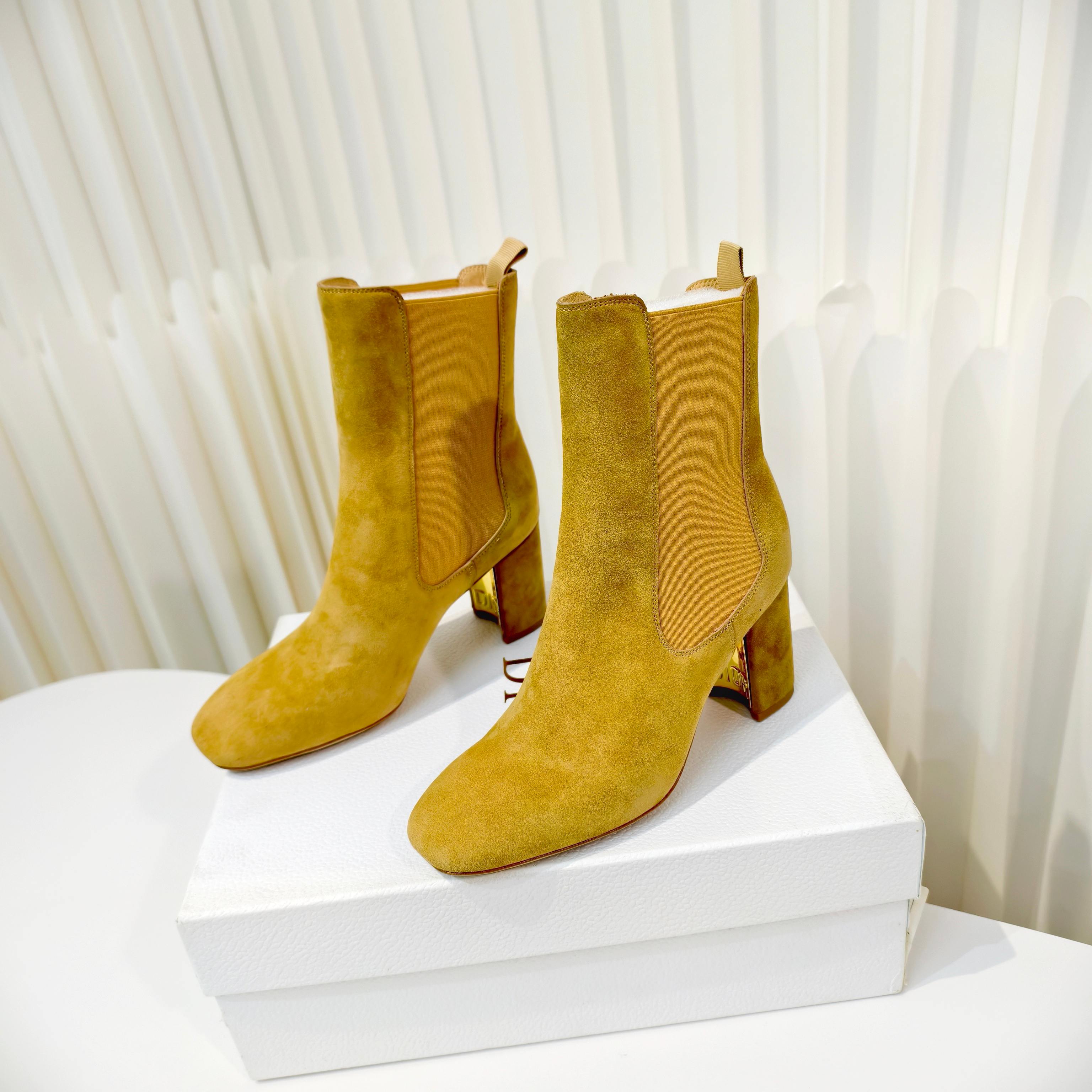 NO:562063,Dior Dior high-heeled boots series metal letter heel ankle boots elastic thick heel short boots CD letter side zipper short boots This D-Art heel ankle boots are from the 2025 autumn and winter ready-to-wear series. The unique silhouette shows the haute couture style. The fabric is imported high-quality first-layer cowhide/sheep leather. The lining is imported water-dyed sheepskin. The tube height is 6 inches. The outsole is Italian genuine leather. The heel height is 8cm.  Size 34-42 (34/40/41/42 customized, non-refundable and non-exchangeable), boots, dior, dior, boots, cowhide, sheepskin, sheep, Leather soles19860909Dior 迪奥 高跟靴子系列金属字母跟及踝靴松紧粗跟短靴CD字母侧拉链短靴 这款 D-Art 带跟及踝靴是二零二五秋冬成衣系列,富有个性的廓形彰显高订风范. 面料进口优质头层牛皮/羊京皮 内里进口水染羊皮 筒高6寸 大底意大利真皮大底 跟高8cm 码数34-42（34/40/41/42定做不退不换）,靴子,dior,dior,boots,cowhide,sheepskin,sheep,Leather soles,Women's Shoes