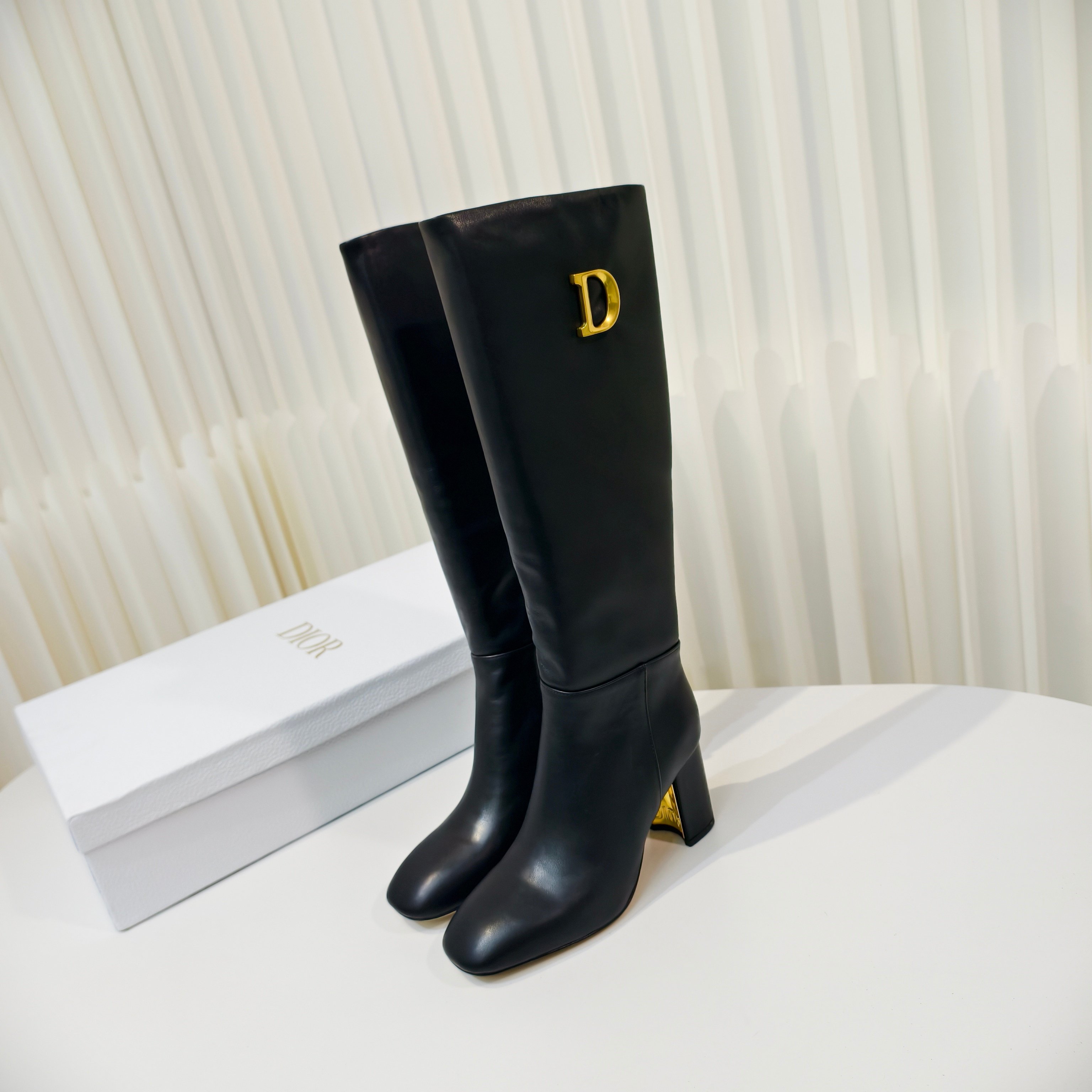 NO:562057,Dior Dior high-heeled boots series metal letter heel boots elastic thick heel short boots CD letter side zipper short boots This D-Art heel ankle boots are from the 2025 autumn and winter ready-to-wear series. The personalized silhouette shows the haute couture style. The fabric is imported high-quality first-layer cowhide and the lining is imported water-dyed sheepskin. The tube height is 18 inches. The outsole is Italian genuine leather. The heel height is 8cm.  Size 34-42 (34/40/41/42 customized, non-refundable and non-exchangeable), boots, dior, dior, boots, cowhide, sheepskin, Leather soles19860909Dior 迪奥 高跟靴子系列金属字母跟长筒靴松紧粗跟短靴CD字母侧拉链短靴 这款 D-Art 带跟及踝靴是二零二五秋冬成衣系列,富有个性的廓形彰显高订风范. 面料进口优质头层牛皮 内里进口水染羊皮 筒高18寸 大底意大利真皮大底 跟高8cm 码数34-42（34/40/41/42定做不退不换）,靴子,dior,dior,boots,cowhide,sheepskin,Leather soles,Women's Shoes