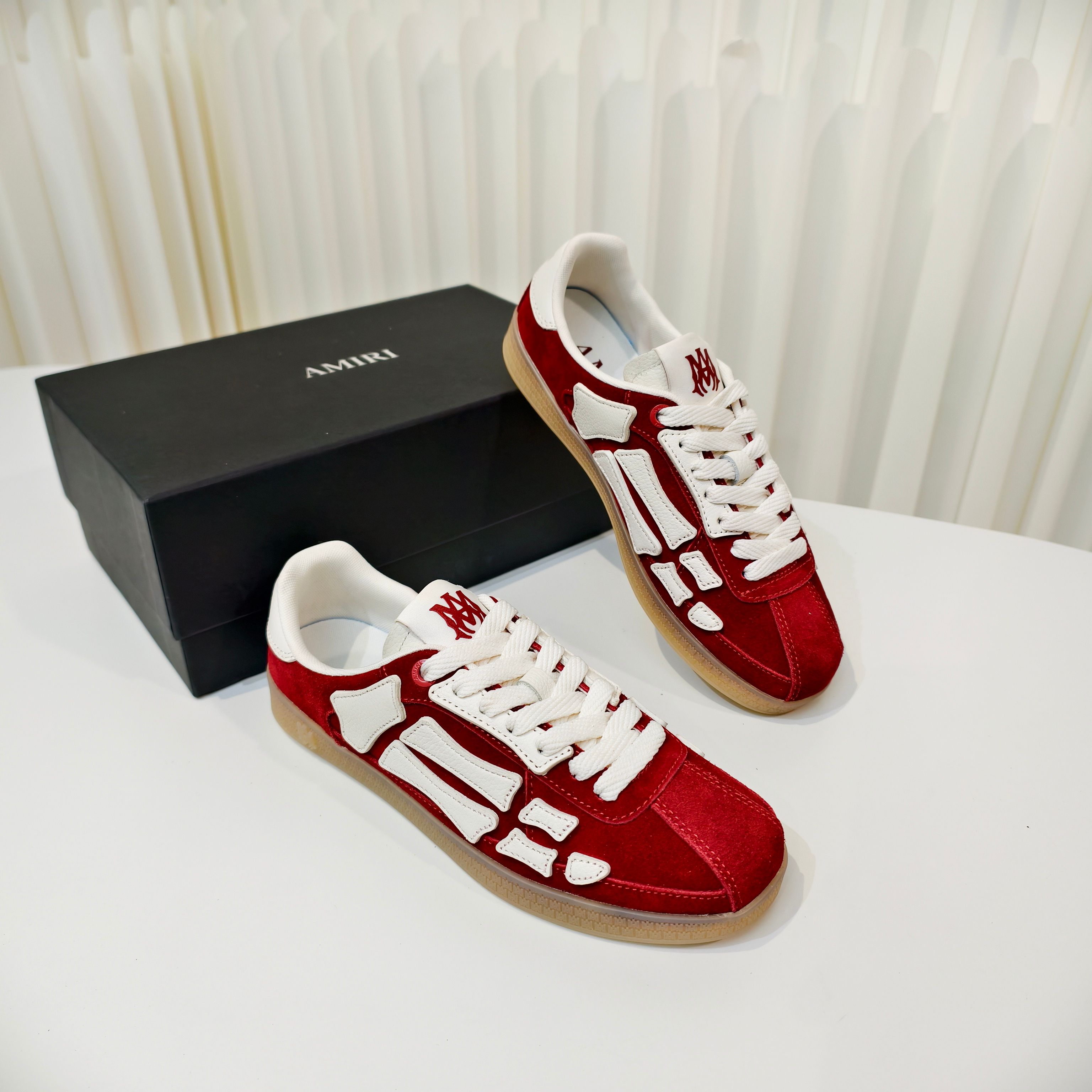 NO:629316,amiri 2025 Spring and Summer Sunset Skate Couple Star Shoes Bone Moral Training Shoes This model has a micro-shaped body, the bone weaving pattern made of multi-layer genuine leather has a stronger three-dimensional effect, the slightly thick soles, suede leather splicing, rich details, all elements are just right!  High matching index, comfort and fashion are both online!  Fabric: First layer of cowhide, Original lining, Original molded sole, Size 36-44, casual shoes/sports shoes, amiri, sneakers, cowhide19860909amiri 2025春夏sunset skate情侣款星星鞋骨头德训鞋该款微面包形体,多层真皮制作的骨头编织图案立体感更强微厚鞋底,反绒皮质拼接,细节丰富,一切元素都拿捏得刚刚好！ 搭配指数高,舒适度和时髦度双双在线！ 面料头层牛皮 内里原版内里 鞋底原版开模鞋底 尺码36-44,休闲鞋/运动鞋,amiri,sneakers,cowhide,Women's Shoes