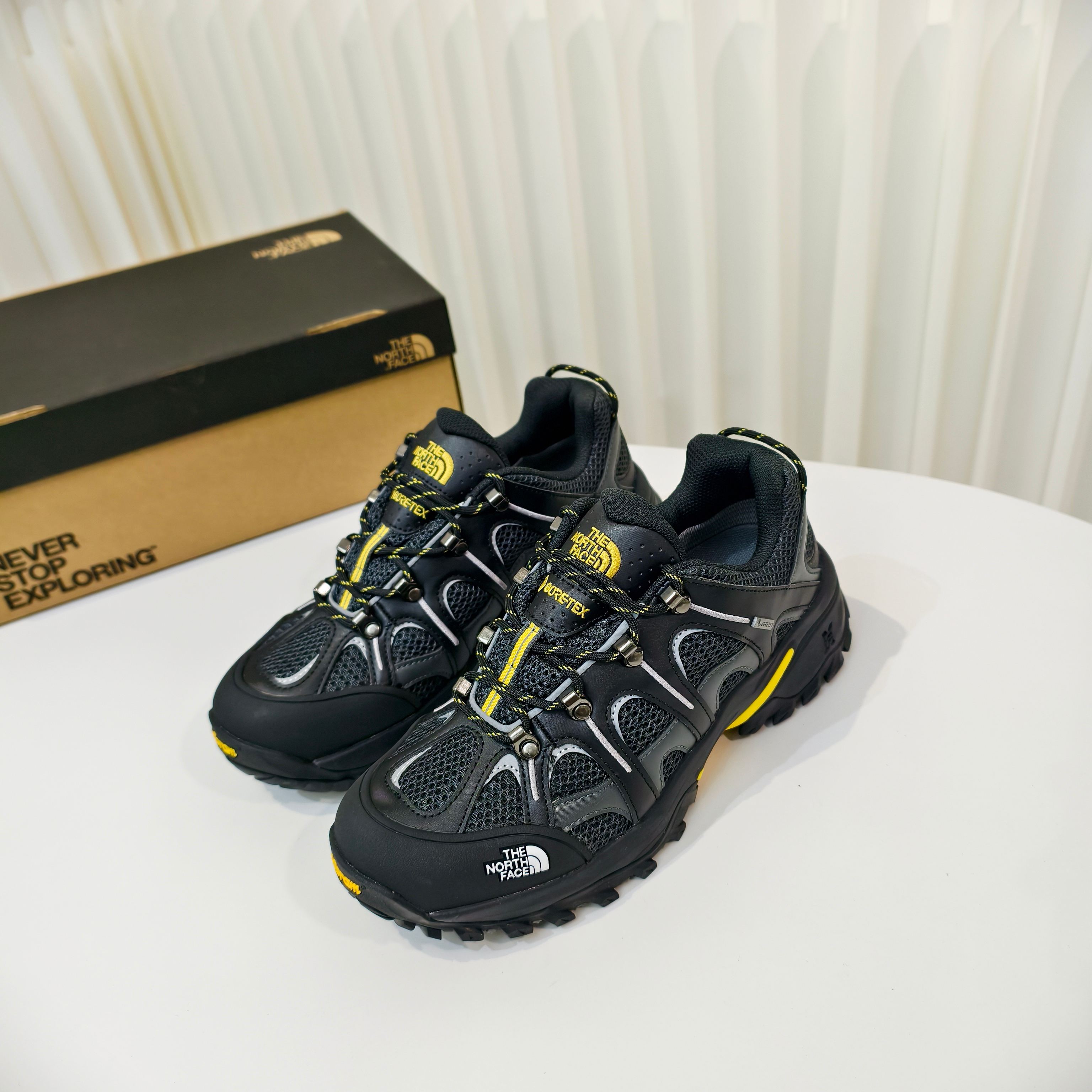 NO:629307,The North Face (North Face) Lesface outdoor sports and leisure hiking shoes cross-country hiking shoes, high version quality, couple style, the fabric is made of imported frosted cowhide, the soles are made of Vibram gold outsole, the rubber specially designed for the soles has excellent wear resistance and good anti-slip properties, which may be favored by many outdoor sports enthusiasts. Professional outdoor mountaineering brand The North  Face (North Face) was founded in 1966 by two young climbers who love mountaineering and hiking in San Francisco in the West. Through continuous research and development and innovation, and combining the most advanced technology with shoe design, they produce a variety of handsome and professional outdoor sports equipment that are very popular. Size36-45, casual shoes/sports shoes, The North Face, sneakers, cowhide, gold19860909The North Face（北面） 乐斯菲斯户外运动休闲登山鞋越野徒步鞋 高版本品质 情侣款 面料采用进口磨砂牛皮 鞋底采用Vibram黄金大底 专门为鞋底设计的橡胶以出色的耐磨性 良好的防滑性或得不少户外运动爱好者的喜欢 专业户外登山品牌 The North Face（北面）自1966年创立,由两位热爱登山徒步的年轻登山者于美西旧金山开创,不断透过研发与创新,并且将最先进的技术结合在与鞋款设计,生产多种外型帅气且专业能力非常强的户外运动装备而备受欢迎 Size36-45码,休闲鞋/运动鞋,The North Face,sneakers,cowhide,gold,Women's Shoes