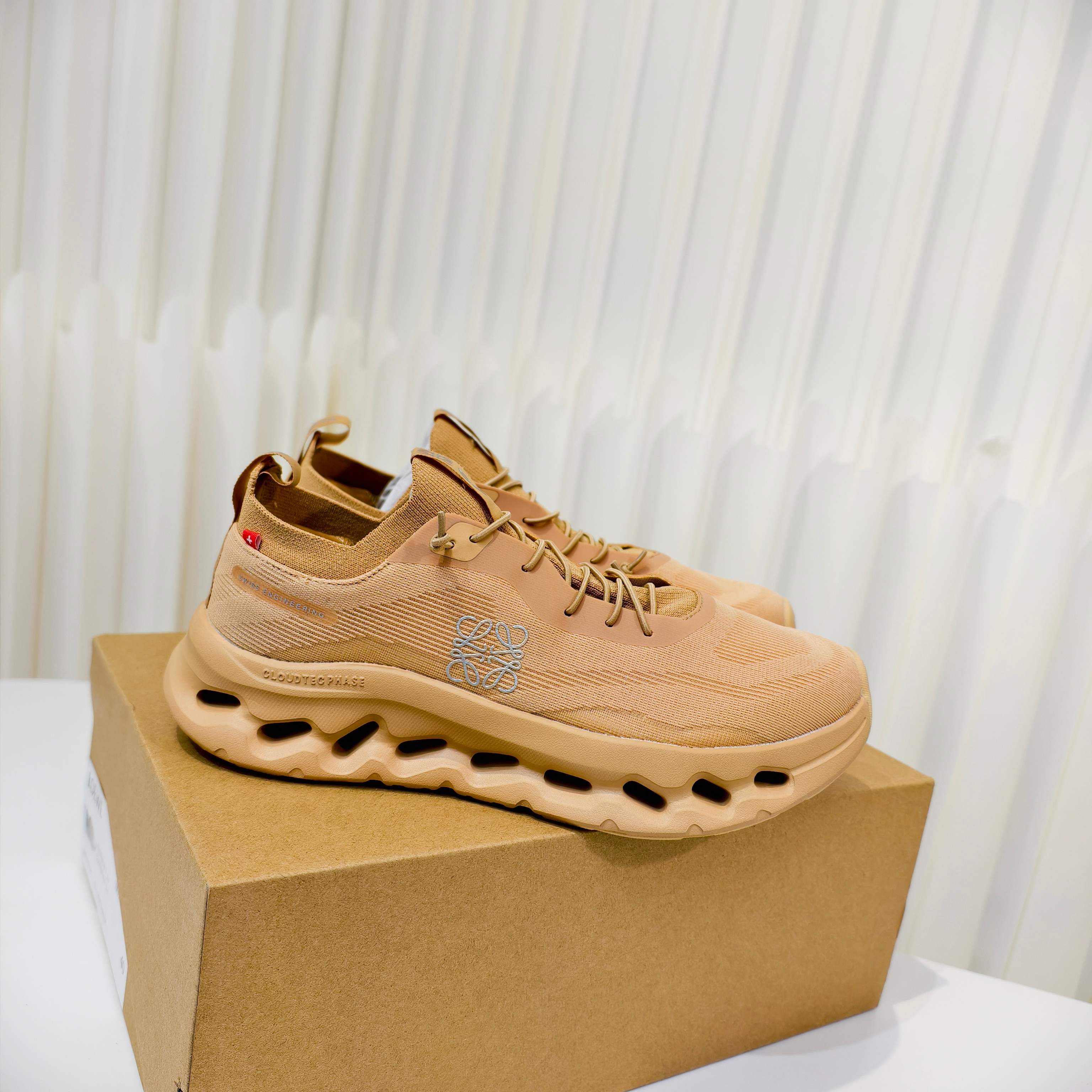 NO:629299,x On oudtilt co-branded lightweight sports and casual shoes feel very comfortable on the feet, the soles are soft and have good wrapping properties, the upper feet make the legs look longer, and it is very convenient to not tie shoelaces~ They are versatile for both leisure and sports. Size 36-45, casual shoes/sports shoes, sneakers19860909x On昂跑oudtilt 联名轻量运动休闲鞋脚感很舒服,鞋底柔软且包裹性好,上脚显腿长,不用系鞋带很方便～ 不管休闲还是运动都很百搭 Size36–45码,休闲鞋/运动鞋,sneakers,Women's Shoes