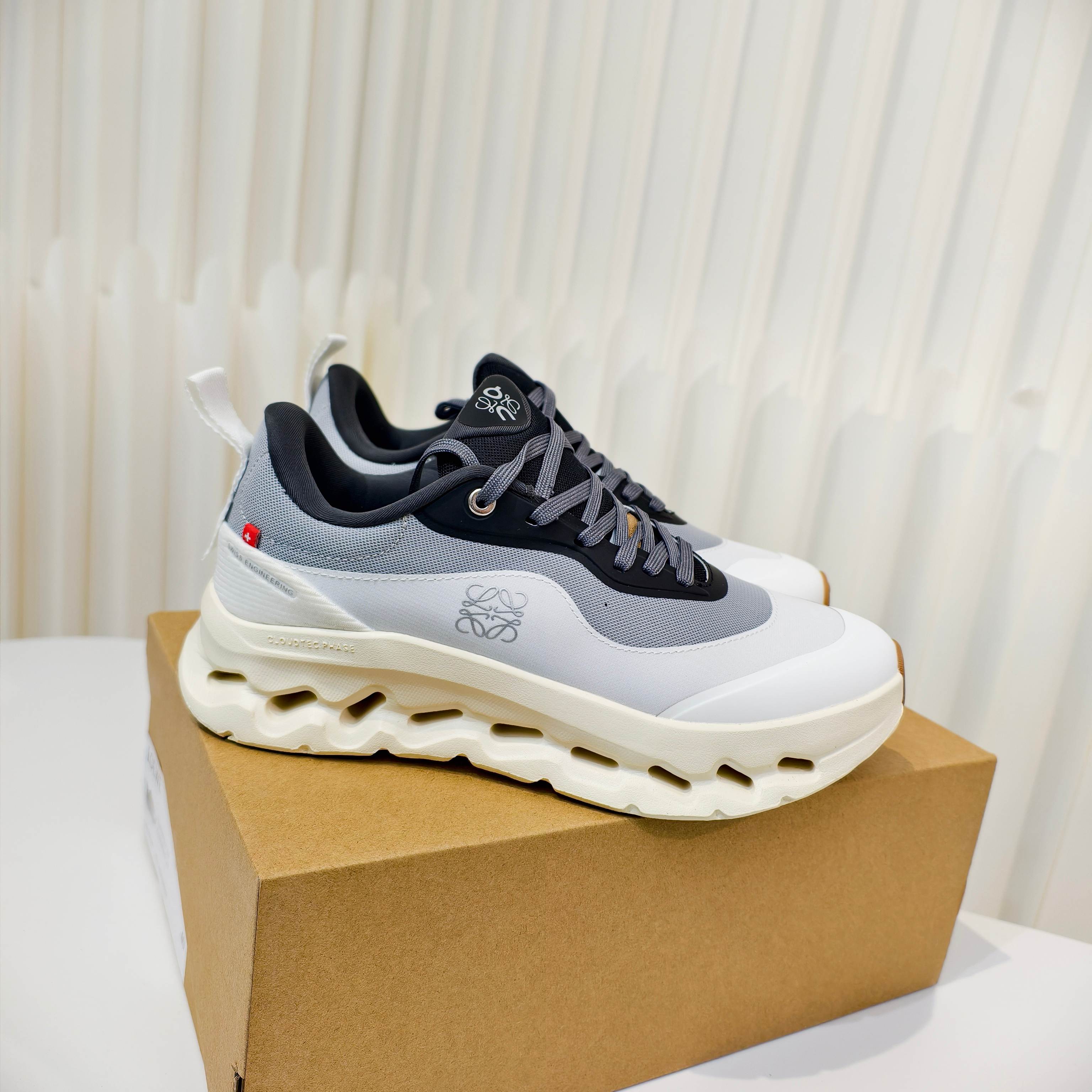 NO:629292,X On oudtilt co-branded round-toe lace-up lifestyle casual shoes. This sports brand was founded in 2010. The design concept of cushioning, strong rebound, and soft texture has always been the key to ON's development. At the same time, based on the belief of 'providing an innovative running experience to the world', it has successively launched a variety of running shoes and functional running apparel and equipment that are designed with professional sports ergonomics as the key, allowing runners to run smoothly and effortlessly.  Size 36-45, casual shoes/sports shoes, sneakers19860909X On oudtilt 昂跑联名 圆头系带生活休闲鞋 此运动品牌 开创于2010年 缓震着陆、强效回弹、轻柔质感的设计构思始终是ON研制关键 与此同时基于“为全球提供革新性的跑步感受”信念 陆续推出了多款跑鞋及其以专业运动人体跑步工程学为设计关键的功能性跑步服饰设备 让跑者不费力气地畅快畅跑 Size36-45码,休闲鞋/运动鞋,sneakers,Women's Shoes