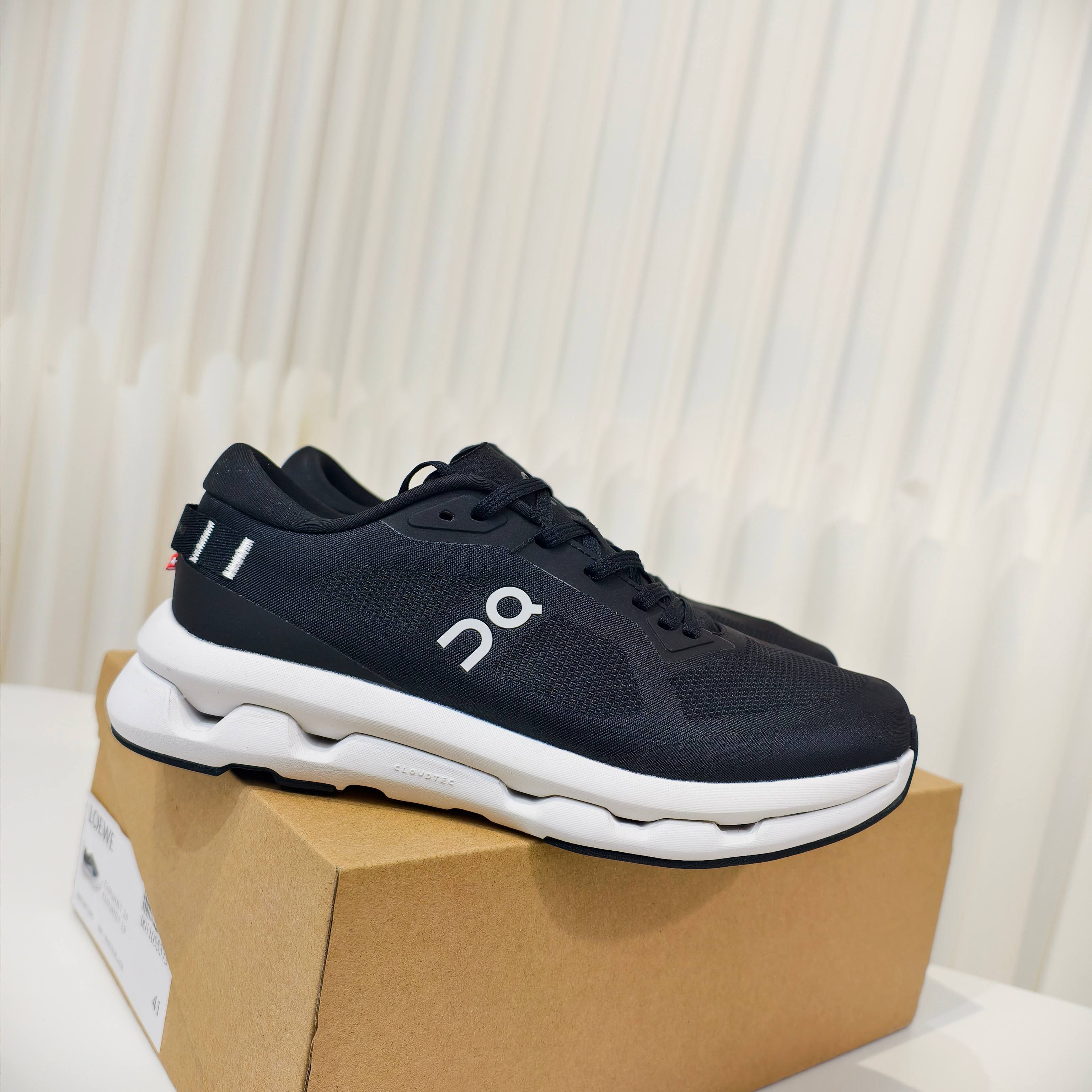 NO:629284,Only women's sizes #On Cloudtilt 2025 spring and summer new lightweight cushioning running shoes This sports brand was founded in 2010. The design concept of cushioning landing, strong rebound, and soft texture has always been the key to ON's development. At the same time, based on the belief of 'providing an innovative running experience to the world', it has successively launched a variety of running shoes and functional running clothing and equipment based on professional sports ergonomics as the key to design, allowing runners to run smoothly and effortlessly.  Size36-41,casual shoes/sports shoes,sneakers19860909只有女码 #On昂跑 Cloudtilt 2025春夏新品轻便缓震跑步鞋 此运动品牌 开创于2010年 缓震着陆、强效回弹、轻柔质感的设计构思始终是ON研制关键 与此同时基于“为全球提供革新性的跑步感受”信念 陆续推出了多款跑鞋及其以专业运动人体跑步工程学为设计关键的功能性跑步服饰设备 让跑者不费力气地畅快畅跑 Size36-41,休闲鞋/运动鞋,sneakers,Women's Shoes