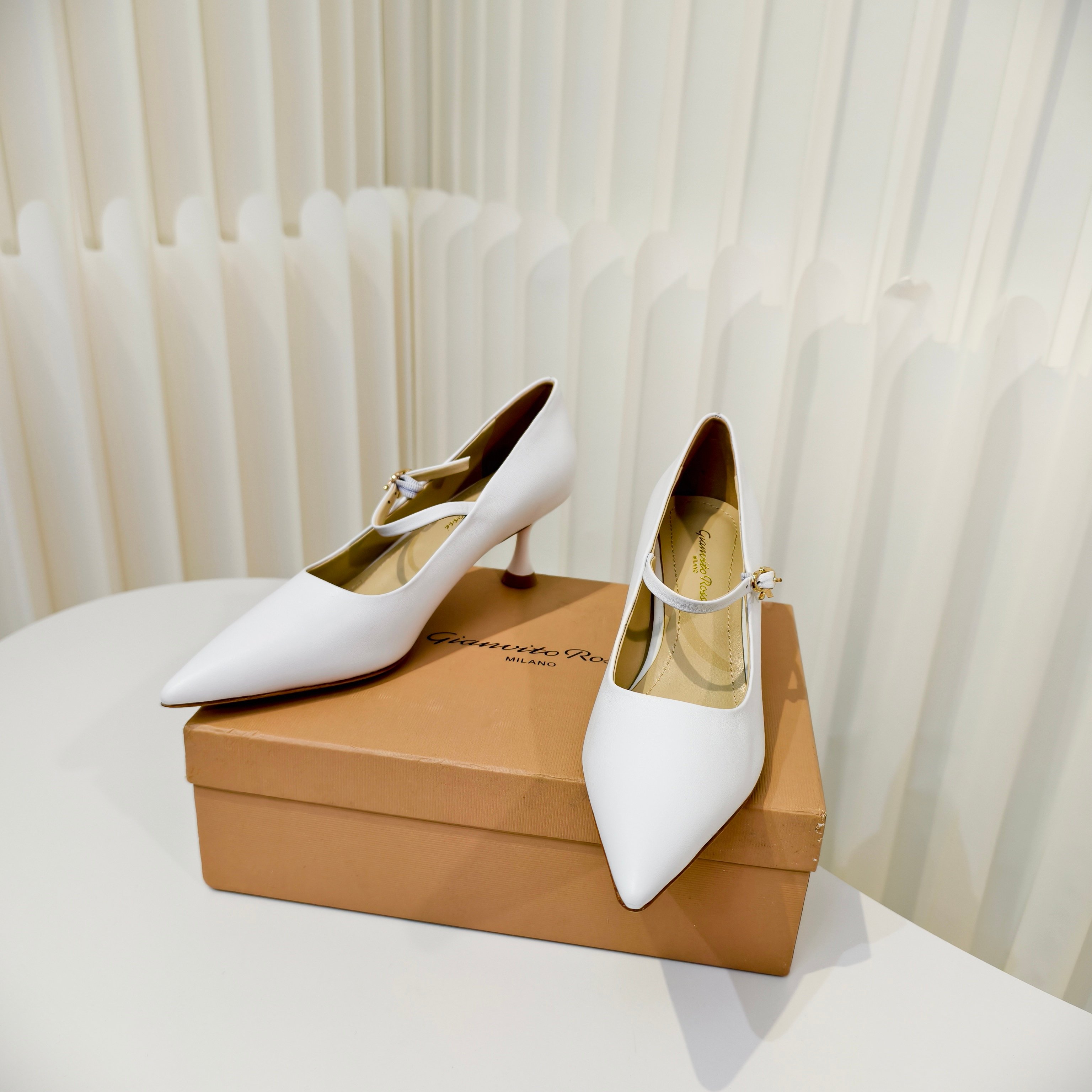 NO:613780,Gianvito rossi 2026 spring new full leather cat heel buttoned pointed toe shoes. Exquisite pointed toe design, showing female elegance; fashionable and versatile, easy to control various occasions; high quality materials, comfortable and durable; photo concave shape, showing long and slim legs; 6.5cm heel height + genuine leather outsole Size: 34-42 (34.40.41.42 custom-made, non-returnable and non-replaceable), high heels, high heels, Leather  soles19860909Gianvito rossi 2026春季新款提先上全皮猫跟系扣尖头单鞋 精致尖头设计,展现女性优雅魅力； 时尚百搭,轻松驾驭各种场合； 优质材料,舒适耐穿； 拍照凹造型,显腿长显瘦； 跟高6.5cm+真皮大底 Size:34-42码（34.40.41.42定做不退不换）,高跟鞋单鞋,high heels,Leather soles,Women's Shoes