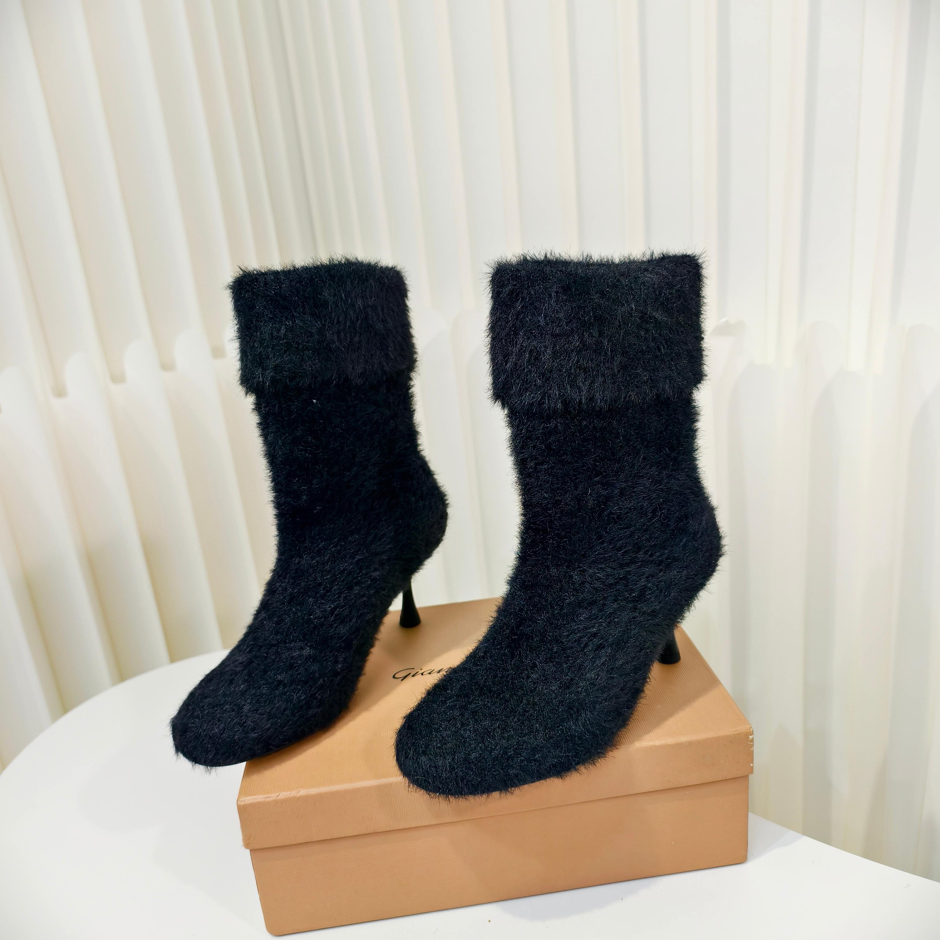 NO:613785,Gianvito Rossi's new winter plush warm plush short boots for women, fashionable non-slip ankle boots. These boots are handmade with velvet. They are solid-color bare boots, which are better matched with various coats and jackets in winter!  Semi-round toe design, coupled with special shaped heels and imported genuine leather outsole, the whole boot matches just right, allowing you to turn heads when walking on the road. Heel height 8.5cm Size: 34-42 (34.40.41.42 is custom-made and cannot be returned or exchanged), boots, boots, jackets & coats, Leather soles19860909Gianvito Rossi冬季新款加绒保暖毛绒短靴女时尚防滑及踝靴此款靴子采用毛线绒手工制作,纯色的裸靴,更好搭配冬季的各色大衣外套！半圆头设计,配上特色异形跟以及进口真皮大底,整个靴子搭配的刚刚好,让你走在路上,回头率百分百跟高8.5cm Size:34-42码（34.40.41.42定做不退不换）,靴子,boots,jackets & coats,Leather soles,Women's Shoes