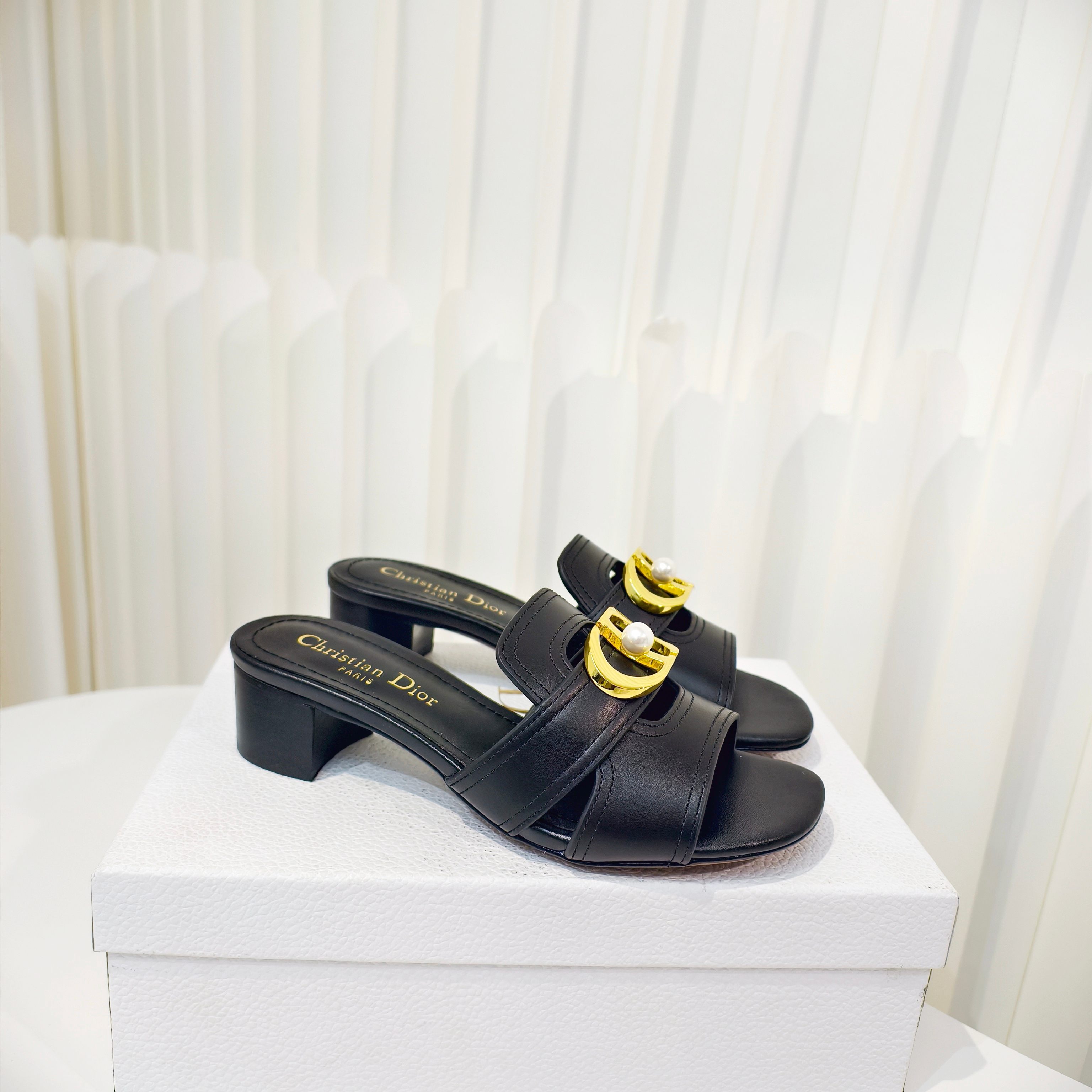 NO:651891,Dior's 2026 spring new style is here first. This C'est Dior block-heeled sandal is elegant and fashionable. The upper is carefully made of cowhide, simple and elegant. It is decorated with gold-finished metal C and D letters to enhance the style. It is decorated with white pearls in the middle, inspired by the Dior archives. The design is elegant. The square toe and flat heel complement each other, making the fashionable shape more refined and adding elegance to all kinds of looks. The outsole is made of imported Italian leather. Heel height: 4.5cm  Size34-43 (34.40.41.42.43 customized sizes are non-refundable and non-exchangeable), slippers, dior, slippers, cowhide, Leather soles19860909Dior 2026春季新款提先上啦这款 C ' est Dior 粗跟凉拖优雅时尚,鞋面采用牛皮精心制作,简约雅致,饰以金色饰面金属 C 和 D 字母提升格调,中间搭配白色珍珠加以修饰,灵感源自 Dior 档案.设计优雅,方形鞋头与平跟相得益彰,令时尚的造型更加精致,可为各式造型增添高雅气质,大底采用意大利进口真皮大底 跟高:4.5cm Size34-43码（34.40.41.42.43定做码数不退不换）,拖鞋,dior,slippers,cowhide,Leather soles,Women's Shoes