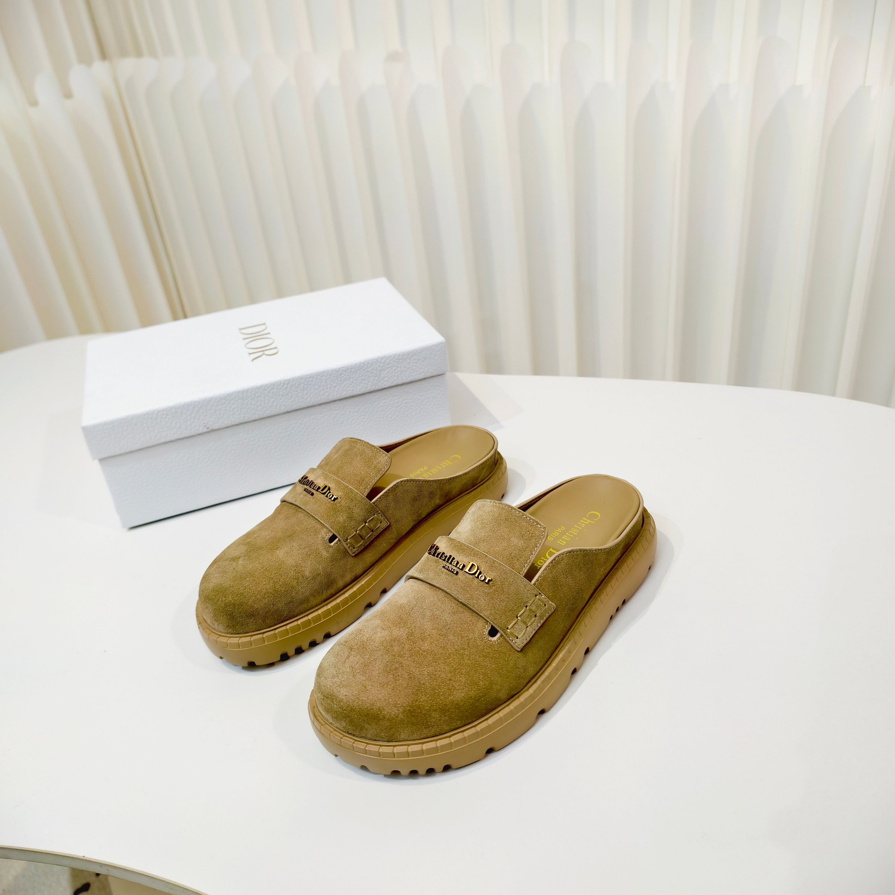 NO:680331,Dior 26 Dior's new style for early spring - Thick-soled Birkenstock half-slippers, a spring and summer series, is a series of beautiful thick-soled slippers. It is made entirely of cow leather. The big head design is super cute. It feels super soft and comfortable on the feet. It makes the feet slimmer and the legs longer than the flat bottom. It is also a benefit for small girls for daily travel. It is also a must-have slipper at home. You can wear it however you like regardless of the occasion. The color is very beautiful and you are not afraid of any dress code!  Size: 34-40 yards (40 is custom-made, non-refundable and non-exchangeable), half drag, dior, dior, slippers, cowhide19860909Dior 26迪奥早春新款––厚底勃肯包头半拖鞋春夏力推系列绝美的厚底拖,全牛皮全手工制作,大头设计萌萌的超可爱,脚感超级柔软舒适,比平底更显脚瘦显腿长,更是小个子MM的福利日常出行、居家必备拖也可、不挑场合喜欢怎么穿就怎么穿、 颜色超好看,无惧任何着装要求哦！ Size:34-40码（40定做不退不换）,半拖,dior,dior,slippers,cowhide,Women's Shoes