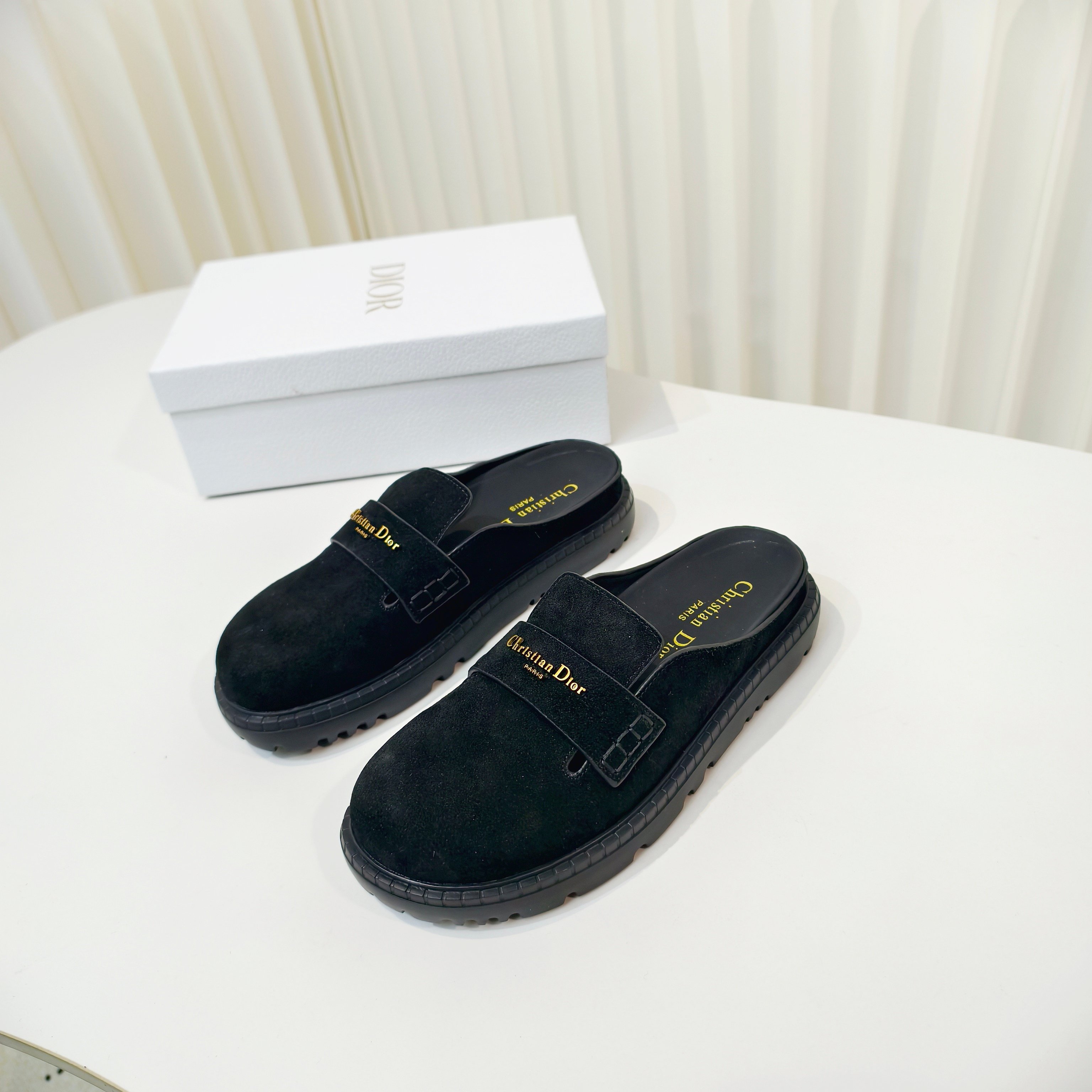 NO:680335,Dior 26 Dior's new style for early spring - Thick-soled Birkenstock half-slippers, a spring and summer series, is a series of beautiful thick-soled slippers. It is made entirely of cow leather. The big head design is super cute. It feels super soft and comfortable on the feet. It makes the feet slimmer and the legs longer than the flat bottom. It is also a benefit for small girls for daily travel. It is also a must-have slipper at home. You can wear it however you like regardless of the occasion. The color is very beautiful and you are not afraid of any dress code!  Size: 34-40 yards (40 is custom-made, non-refundable and non-exchangeable), half drag, dior, dior, slippers, cowhide19860909Dior 26迪奥早春新款––厚底勃肯包头半拖鞋春夏力推系列绝美的厚底拖,全牛皮全手工制作,大头设计萌萌的超可爱,脚感超级柔软舒适,比平底更显脚瘦显腿长,更是小个子MM的福利日常出行、居家必备拖也可、不挑场合喜欢怎么穿就怎么穿、 颜色超好看,无惧任何着装要求哦！ Size:34-40码（40定做不退不换）,半拖,dior,dior,slippers,cowhide,Women's Shoes