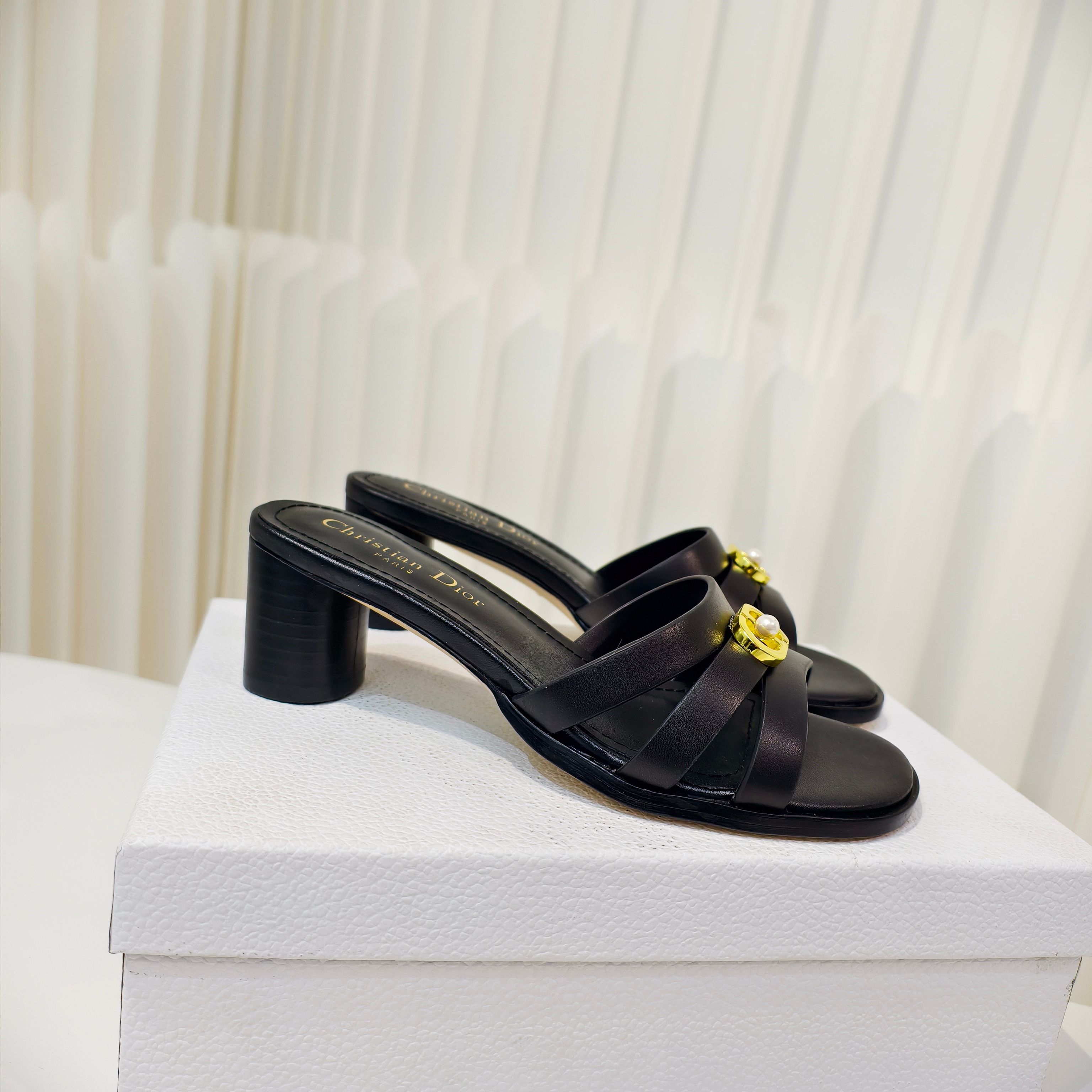 NO:651905,Dior's 2026 spring new style is available in advance. This C'est Dior block-heeled sandal is elegant and fashionable. The upper is carefully made of cowhide, simple and elegant. It is decorated with gold-finished metal C and D letters to enhance the style. It is decorated with white pearls in the middle, inspired by the Dior archives. The design is elegant. The square toe and flat heel complement each other, making the fashionable shape more refined and adding elegance to all kinds of looks. The outsole is imported from Italy. Heel height: 5cm  Size34-43 (34.40.41.42.43 customized sizes are non-refundable and non-exchangeable), slippers, dior, slippers, cowhide, Leather soles19860909Dior 2026春季新款提先上啦这款 C ' est Dior 粗跟凉拖优雅时尚,鞋面采用牛皮精心制作,简约雅致,饰以金色饰面金属 C 和 D 字母提升格调,中间搭配白色珍珠加以修饰,灵感源自 Dior 档案.设计优雅,方形鞋头与平跟相得益彰,令时尚的造型更加精致,可为各式造型增添高雅气质,大底采用意大利进口真皮大底 跟高:5cm Size34-43码（34.40.41.42.43定做码数不退不换）,拖鞋,dior,slippers,cowhide,Leather soles,Women's Shoes