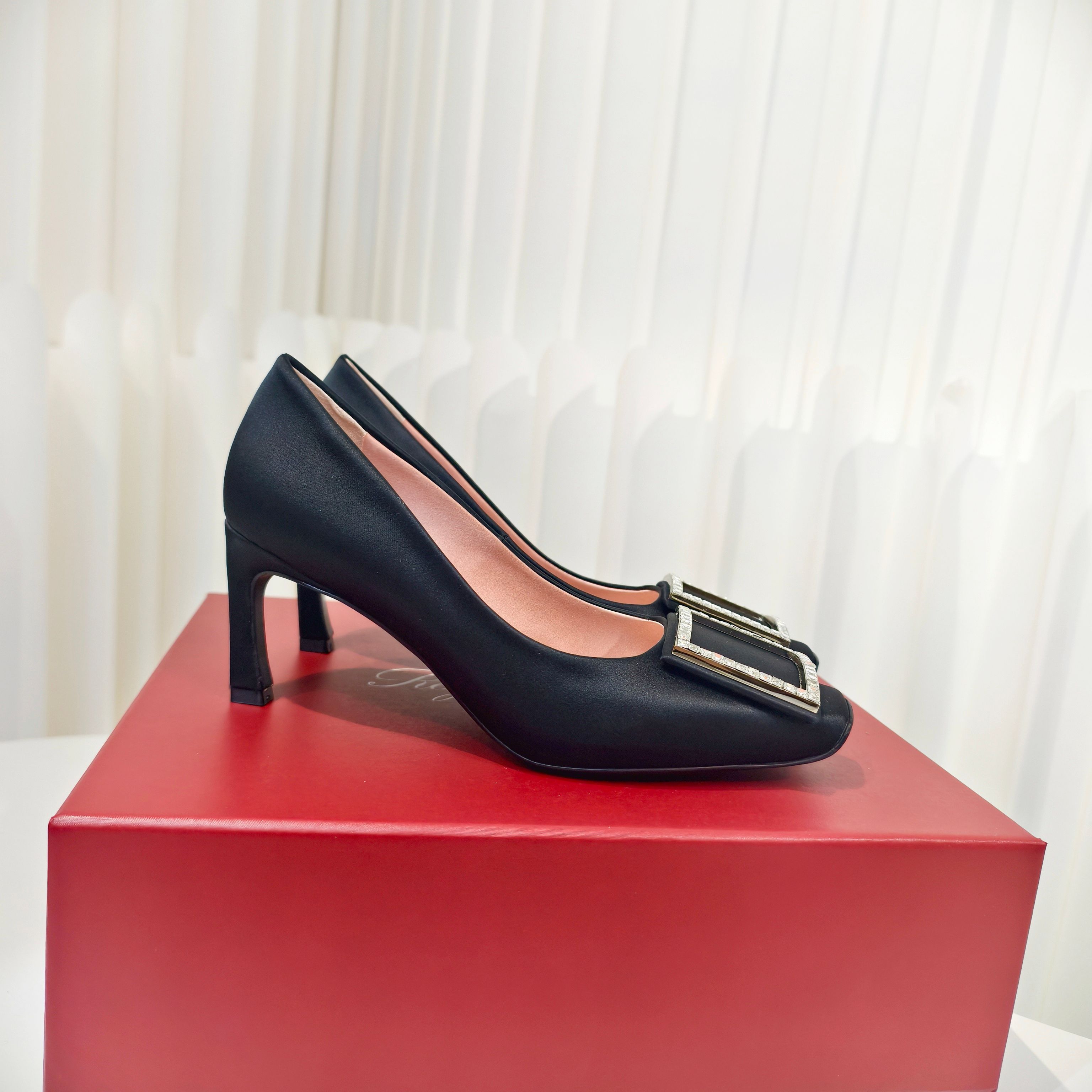 NO:706785,Roger vivor's 26th spring new model has released silk high-heeled shoes with generous square buckles. This high-heeled shoe draws inspiration from the classic Belle vivor buckle, a new interpretation, and a special trumpet heel, with soft curves!  The upper is handmade from pure silk, with an imported genuine leather outsole, and a heel height of 7.5cm. It feels comfortable but still has a ladylike elegance, creating a beautiful fantasy of modern style and retro charm. Size 34-42 (34.40.41.42 is custom-made and cannot be returned or exchanged), high-heeled shoes, roger vivor, high heels, real silk, Leather soles19860909Roger vivier 26年度春季新款已上真丝高跟大方扣单鞋本款高跟鞋从经典的Belle vivier饰扣吸取灵感,全新演绎,搭配特别的喇叭跟,曲线柔美！鞋面以全真丝手工制作,配以进口真皮大底,跟高7.5cm,脚感舒适却不失淑女优雅气质,打造出摩登风尚与复古气韵交织的唯美遐想. Size34-42码（34.40.41.42定做不退不换）,高跟鞋单鞋,roger vivier,high heels,real silk,Leather soles,Women's Shoes