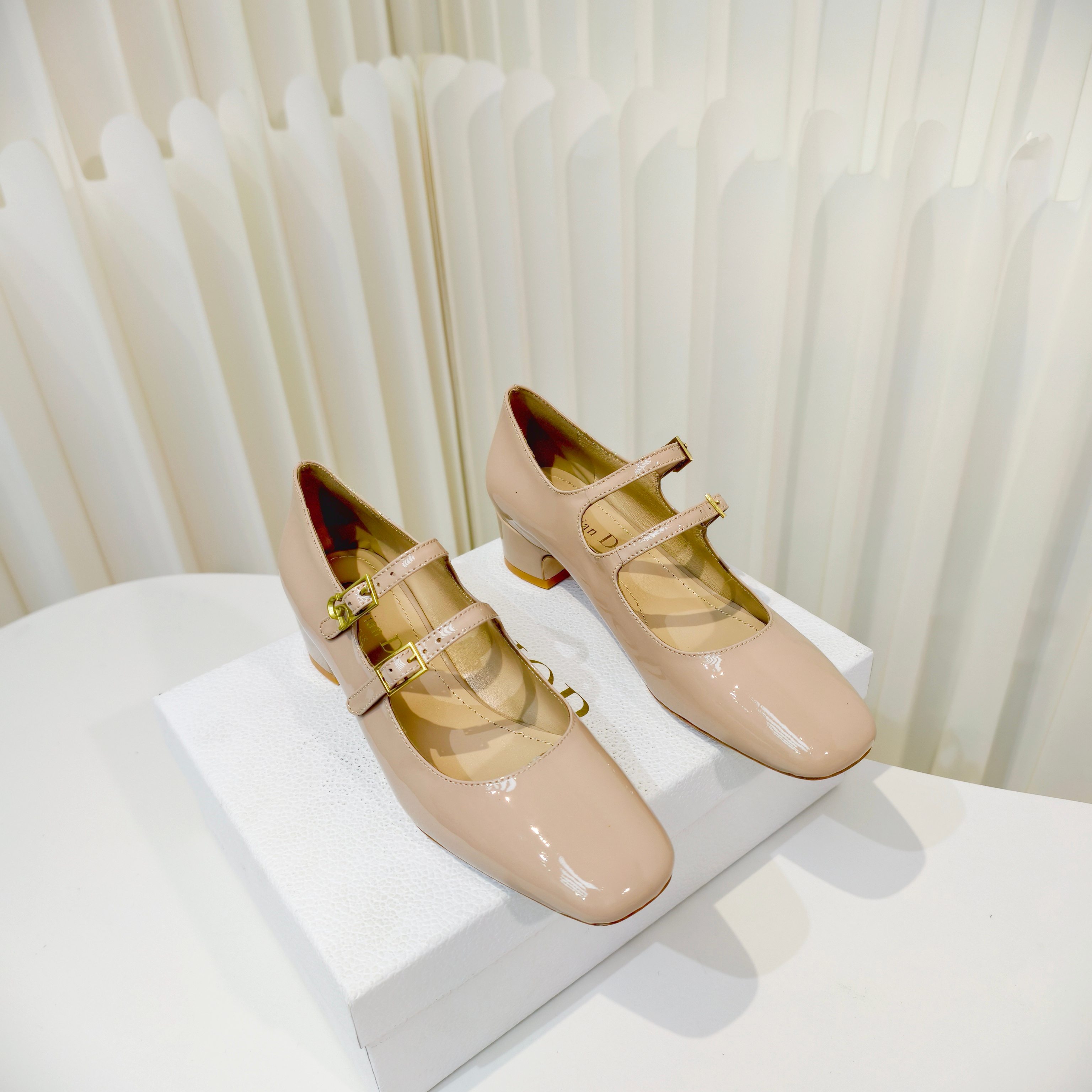 NO:747164,Dior 26S spring new model is available in advance. Square toe buckle full leather mid-heeled Mary Jane shoes are handmade with full leather. The fashionable retro double buckle design makes the foot fit better. The curved heel design and the heel height are 4cm. Even if you walk all day long, you will not be tired, and you can easily manage daily commuting and dating!  Size34-42 (34.40.41.42 customized, non-refundable and non-exchangeable), Mary Jane, dior, mary jane19860909Dior 26S春季新款提先上线方头扣带全皮中跟玛丽珍单鞋鞋子采用全皮手工制作而成,时髦复古双扣带设计,使脚更贴合.弯跟设计,跟高4cm,即使走路一整天都不会累,日常通勤、约会都能轻松驾驭！ Size34-42码（34.40.41.42定做不退不换）,玛丽珍,dior,mary jane,Women's Shoes