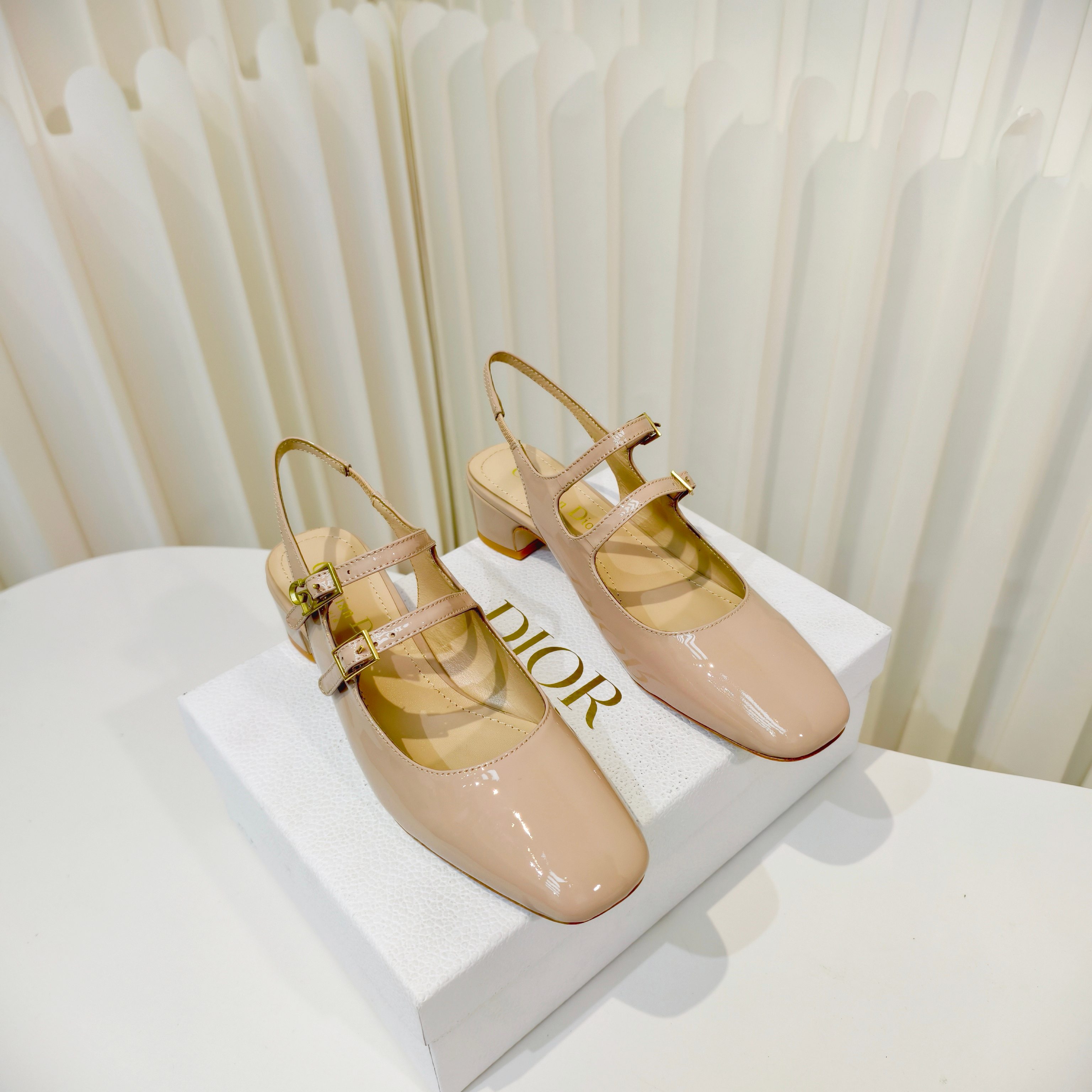 NO:747167,Dior 26S spring new model is available in advance. Square toe buckle full leather mid-heeled Mary Jane sandals are handmade with full leather. The fashionable retro double buckle design makes the foot fit better. The curved heel design and the heel height are 4cm. Even if you walk all day long, you will not be tired, and you can easily manage daily commuting and dating!  Size34-42 (34.40.41.42 customized, non-refundable and non-exchangeable), Mary Jane, dior, sandals, mary jane19860909Dior 26S春季新款提先上线方头扣带全皮中跟玛丽珍凉鞋鞋子采用全皮手工制作而成,时髦复古双扣带设计,使脚更贴合.弯跟设计,跟高4cm,即使走路一整天都不会累,日常通勤、约会都能轻松驾驭！ Size34-42码（34.40.41.42定做不退不换）,玛丽珍,dior,sandals,mary jane,Women's Shoes