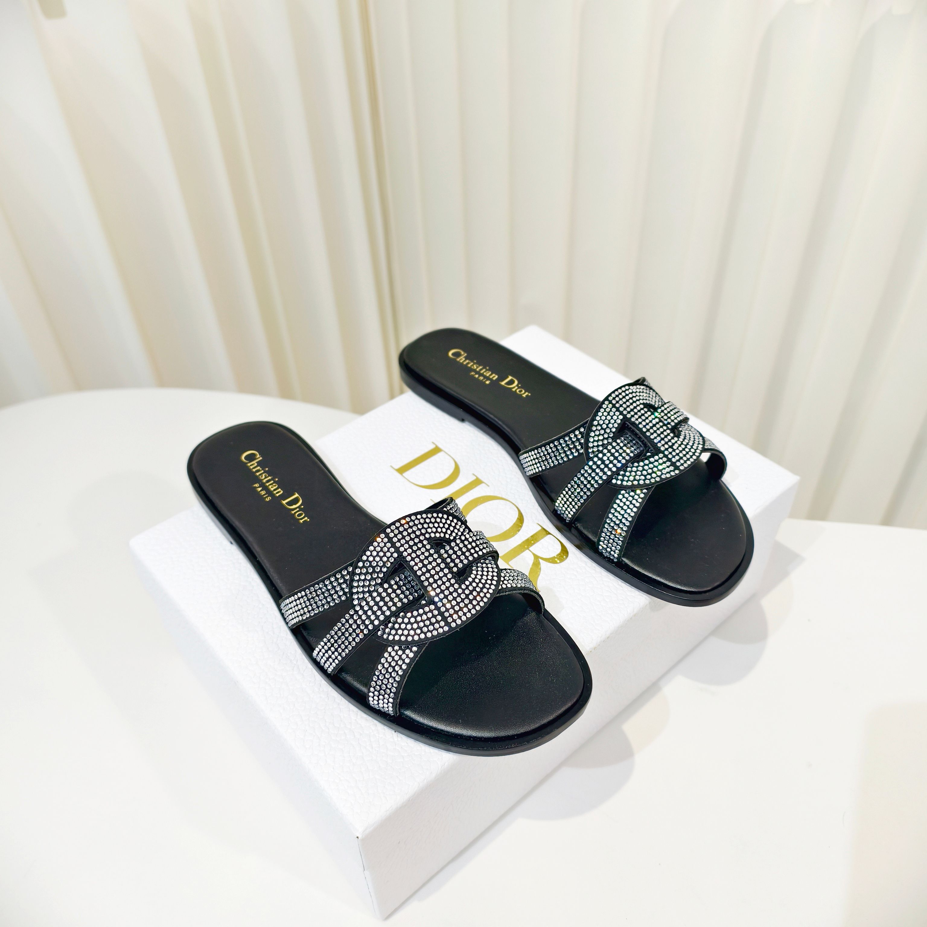 NO:789750,Dior Winter26 spring and summer full-diamond sandals adopt a leather upper with full-diamond design, which is simple but luxurious. The whole shoe adopts the same color design concept, monotonous wearing style, but with obvious blingbling light everywhere. Cowhide foot pads + genuine leather outsole. Size 34-43 (34.40.41.42.43 is custom-made and cannot be returned or exchanged), slippers, dior, slippers, cowhide, Leather soles19860909Dior Winter26春夏满钻凉拖采用真皮鞋面上烫上满钻的设计,简单却又不失奢华,全鞋采用同一色系设计理念,单调的穿着风格,却处处透显着blingbling的光芒.牛皮垫脚+真皮大底. Size34-43码（34.40.41.42.43定做不退不换）,拖鞋,dior,slippers,cowhide,Leather soles,Women's Shoes