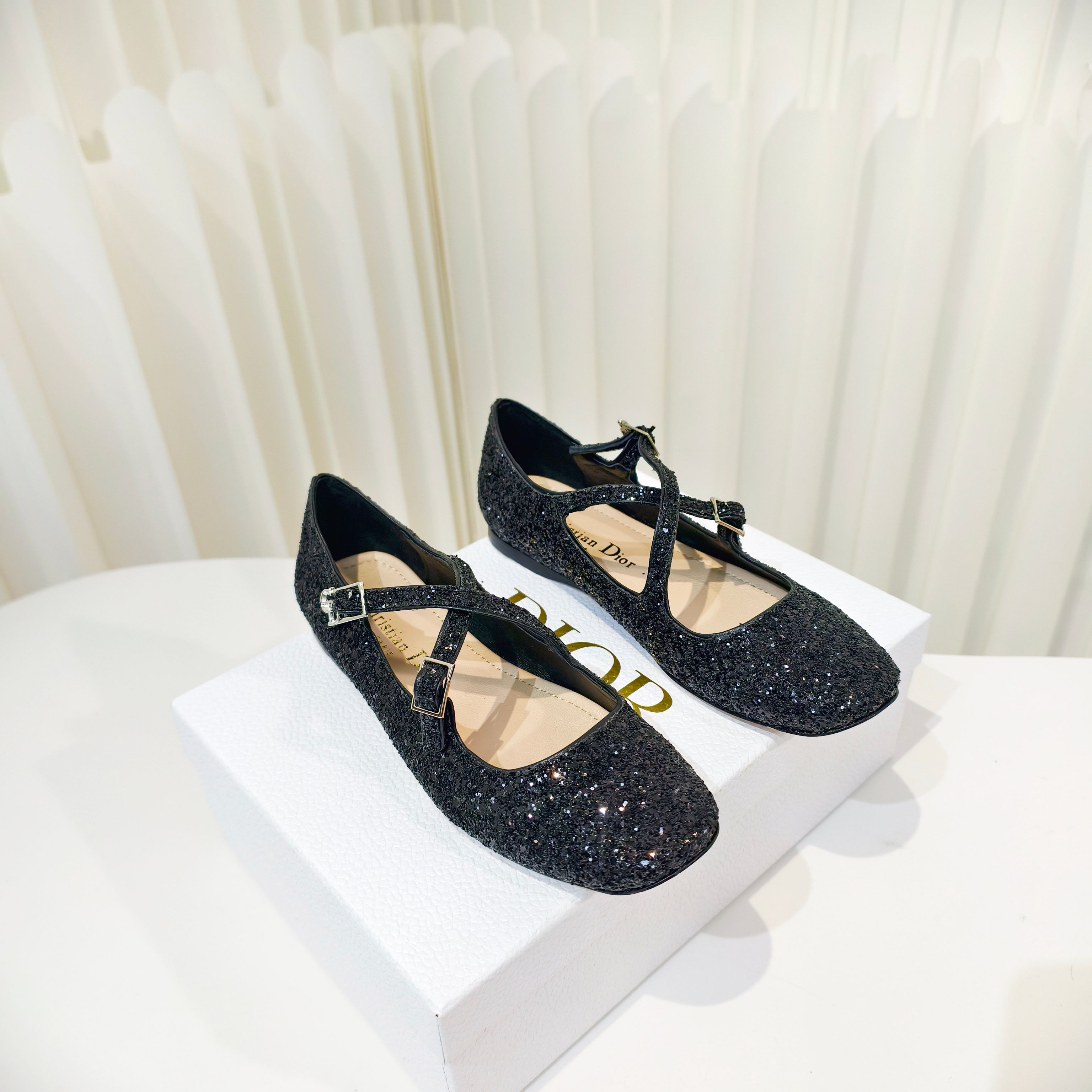 NO:789760,Dior has a new style for spring, square-toe cross-strap flat-heeled ballet shoes. This is a blingbling flat-heeled shoe. The upper is handmade with special materials and has a cross-strap design. It is unique and does not lose its heel. The lining and foot pads are all sheepskin, soft and breathable. Many babies choose them as wedding shoes without hesitation. Size 34-42 (34.40.41.42 is custom-made and cannot be returned or exchanged), ballet shoes, dior, sheepskin19860909Dior春季又有新款上新啦方头交叉带平跟芭蕾舞鞋这是一款blingbling的平跟单鞋,鞋面采用特殊材料手工制作,交叉带设计,既有特色又不掉跟,内里+垫脚都是羊皮,柔软又透气.很多宝宝都毫不犹豫的选择它当作婚鞋. Size34-42码（34.40.41.42定做不退不换）,芭蕾舞鞋,dior,sheepskin,Women's Shoes