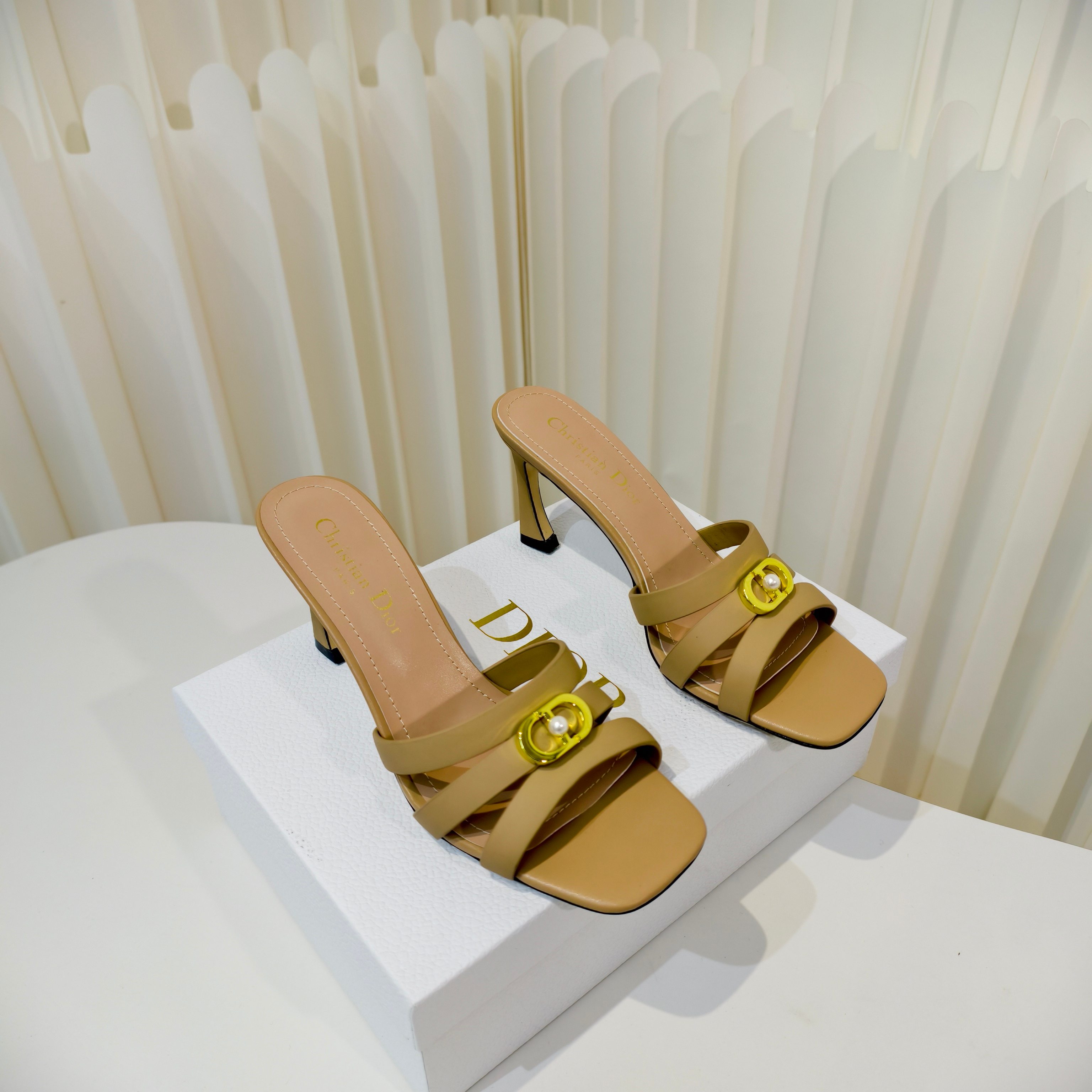 NO:747188,Dior's 2026 spring new style is available in advance. This C'est Dior high-heeled sandal is elegant and fashionable. The upper is carefully made of cowhide, simple and elegant, decorated with gold-finished metal C and D letters to enhance the style. It is decorated with white pearls in the middle, inspired by the Dior archives. The design is elegant, the square toe and flat heel complement each other, making the fashionable shape more refined, and can add elegance to all kinds of looks. The outsole is made of imported Italian leather. Heel height: 7.5cm  Size34-43 (34.40.41.42.43 customized sizes are non-refundable and non-exchangeable), high heels and slippers, dior, high heels, slippers, cowhide, Leather soles19860909Dior 2026春季新款提先上啦这款 C ' est Dior 高跟凉拖优雅时尚,鞋面采用牛皮精心制作,简约雅致,饰以金色饰面金属 C 和 D 字母提升格调,中间搭配白色珍珠加以修饰,灵感源自 Dior 档案.设计优雅,方形鞋头与平跟相得益彰,令时尚的造型更加精致,可为各式造型增添高雅气质,大底采用意大利进口真皮大底 跟高:7.5cm Size34-43码（34.40.41.42.43定做码数不退不换）,高跟鞋拖鞋,dior,high heels,slippers,cowhide,Leather soles,Women's Shoes