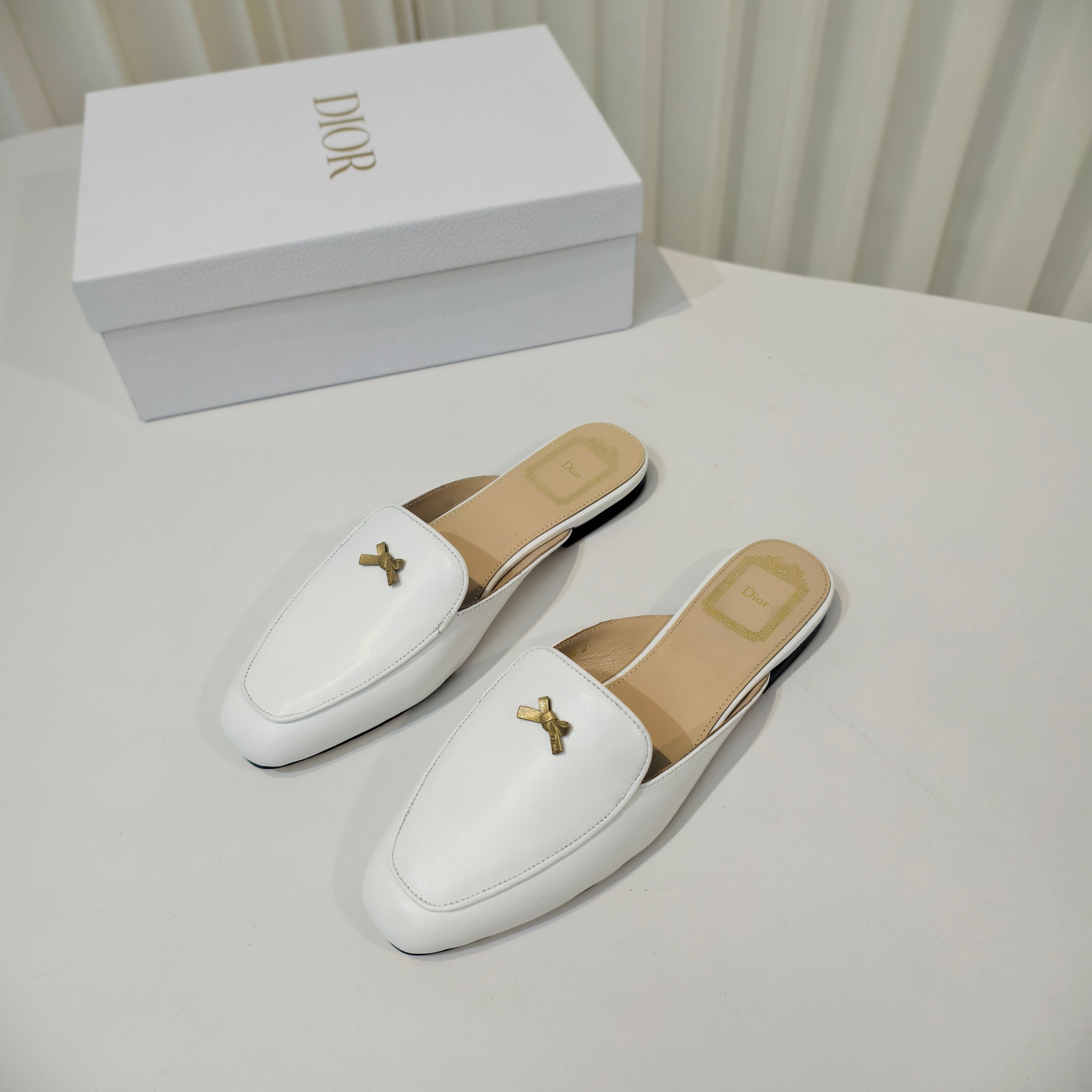 NO:747161,The 2026 spring and summer new Dior D-Baby Bow Mules, lazy half-slip feet, are bookmarked and gilded, and with the small bow on the upper, it is like opening the door to a new world in the D family. It is so creative. With it, you will have the most elegant French romance. Full leather upper + sheepskin feet + sheepskin lining + imported genuine leather outsole.  Size34-42 (34.40.41.42 customized, non-refundable and non-exchangeable), half drag, dior, dior, sheepskin, Leather soles198609092026春夏新款DiorD-Baby Bow穆勒鞋懒人半拖垫脚采用书签烫金效果,加上鞋面上的小小蝴蝶结,简直像打开了D家的新世界大门,太有创作性了,拥有它就拥有了最优雅的法式浪漫.全皮鞋面+羊皮垫脚+羊皮内里+进口真皮大底. Size34-42码（34.40.41.42定做不退不换）,半拖,dior,dior,sheepskin,Leather soles,Women's Shoes