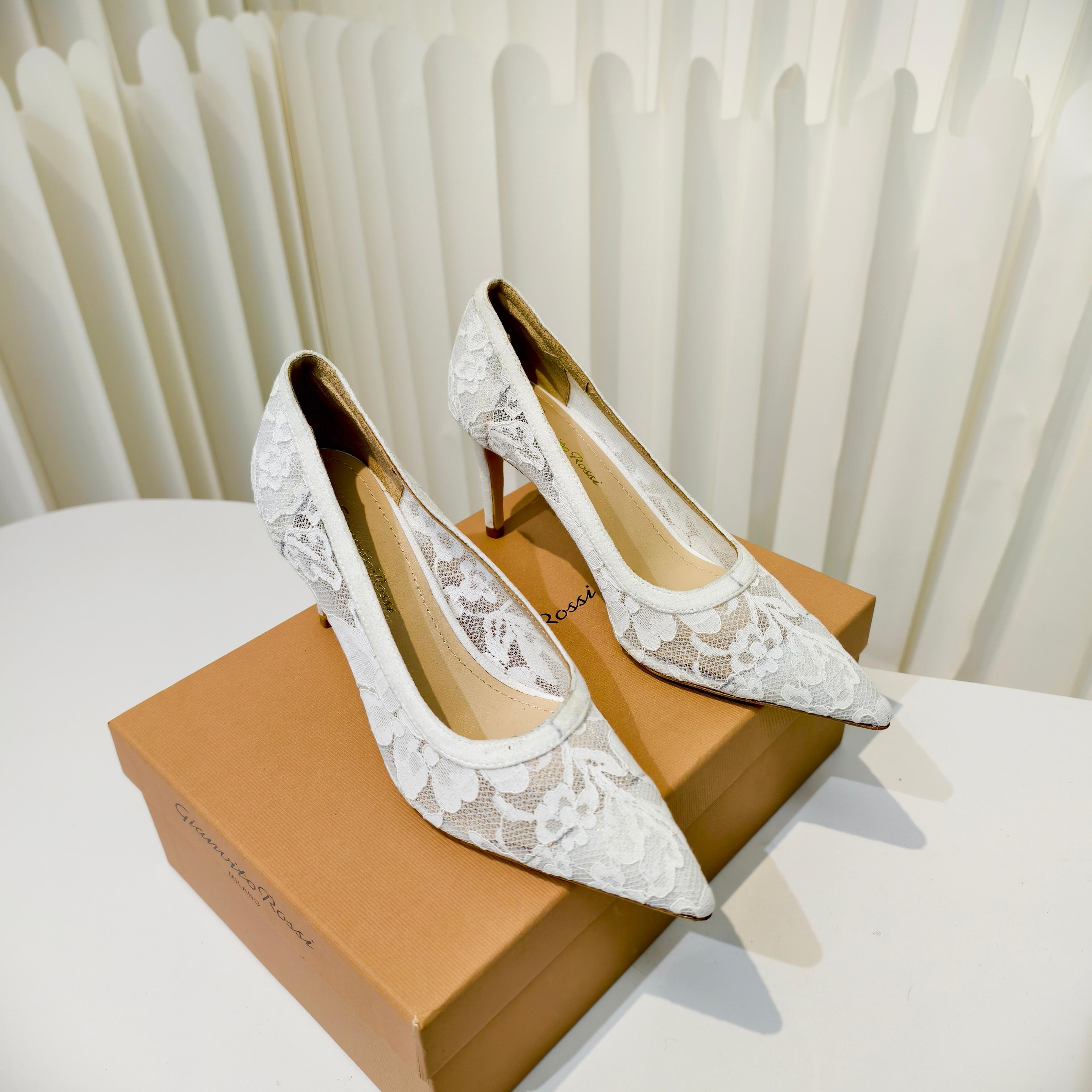 NO:789757,Gianvito Rossi pointed-toe lace high-heeled shoes. This is a fairy-like high-heeled shoe. It is the first choice for wedding shoes. When paired with a wedding dress, it is simply a unique heavy-duty lace upper design. The heel height is 8.5cm. When you put it on, you will look like an elegant little swan. Size 34-42 (34.40.41.42 is custom-made and cannot be returned or exchanged), high-heeled shoes, high heels19860909Gianvito Rossi尖头蕾丝高跟鞋这是一款仙气飘飘的高跟鞋,婚鞋首选,搭配婚纱简直就是绝绝子重工蕾丝鞋面设计,跟高8.5cm,穿上它,就像一只优雅的小天鹅 Size34-42码（34.40.41.42定做不退不换）,高跟鞋单鞋,high heels,Women's Shoes