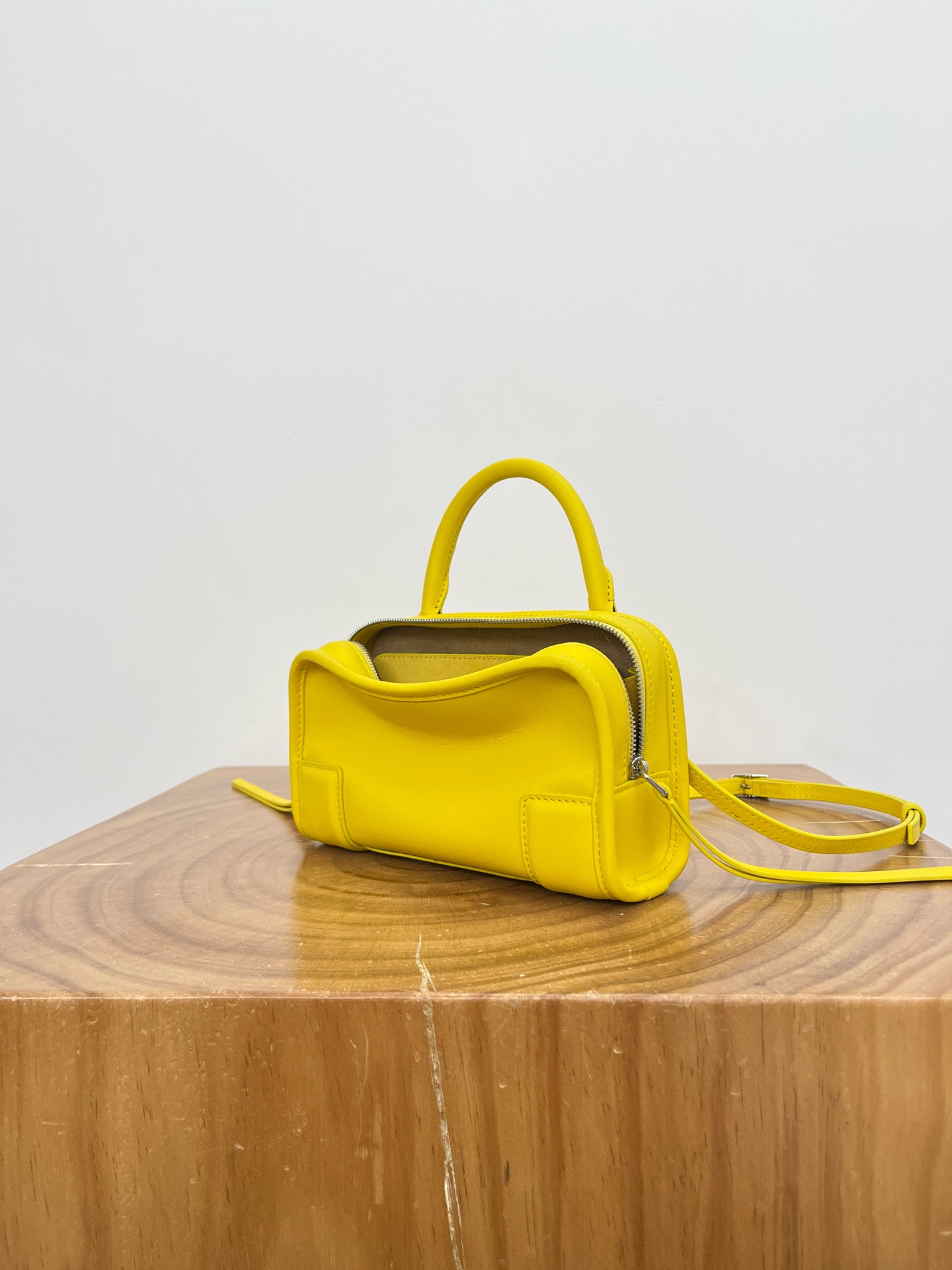 Желтая кожаная сумка Amazona 180 мини Loewe