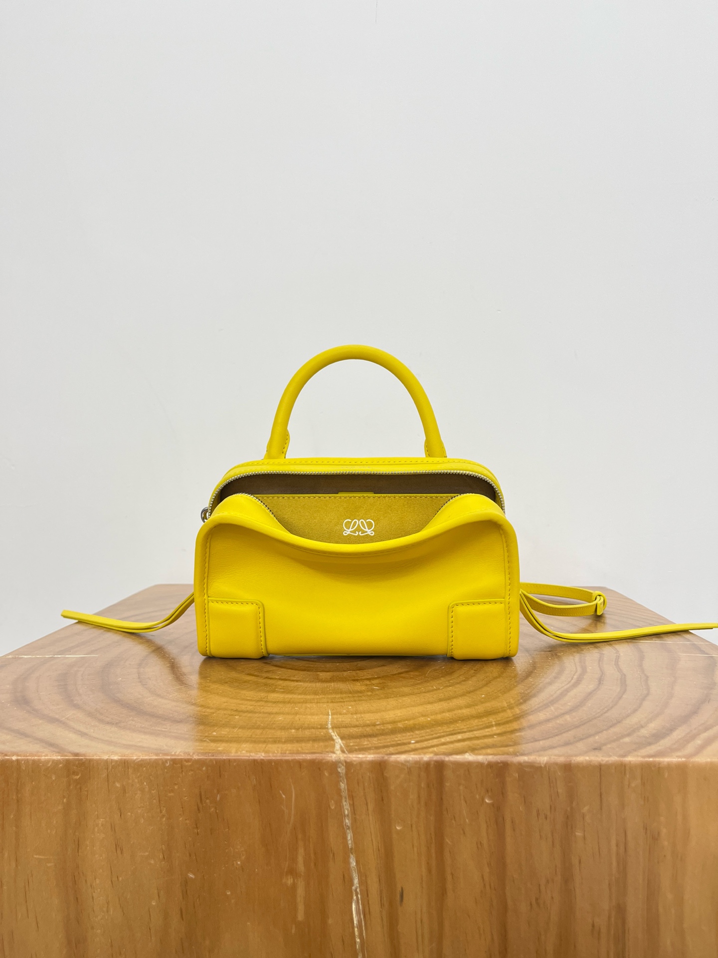Желтая кожаная сумка Amazona 180 мини Loewe