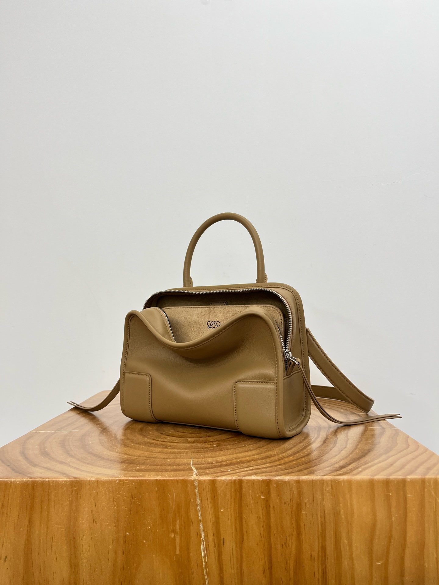 Кожаная сумка Loewe Amazona 180, коричневый