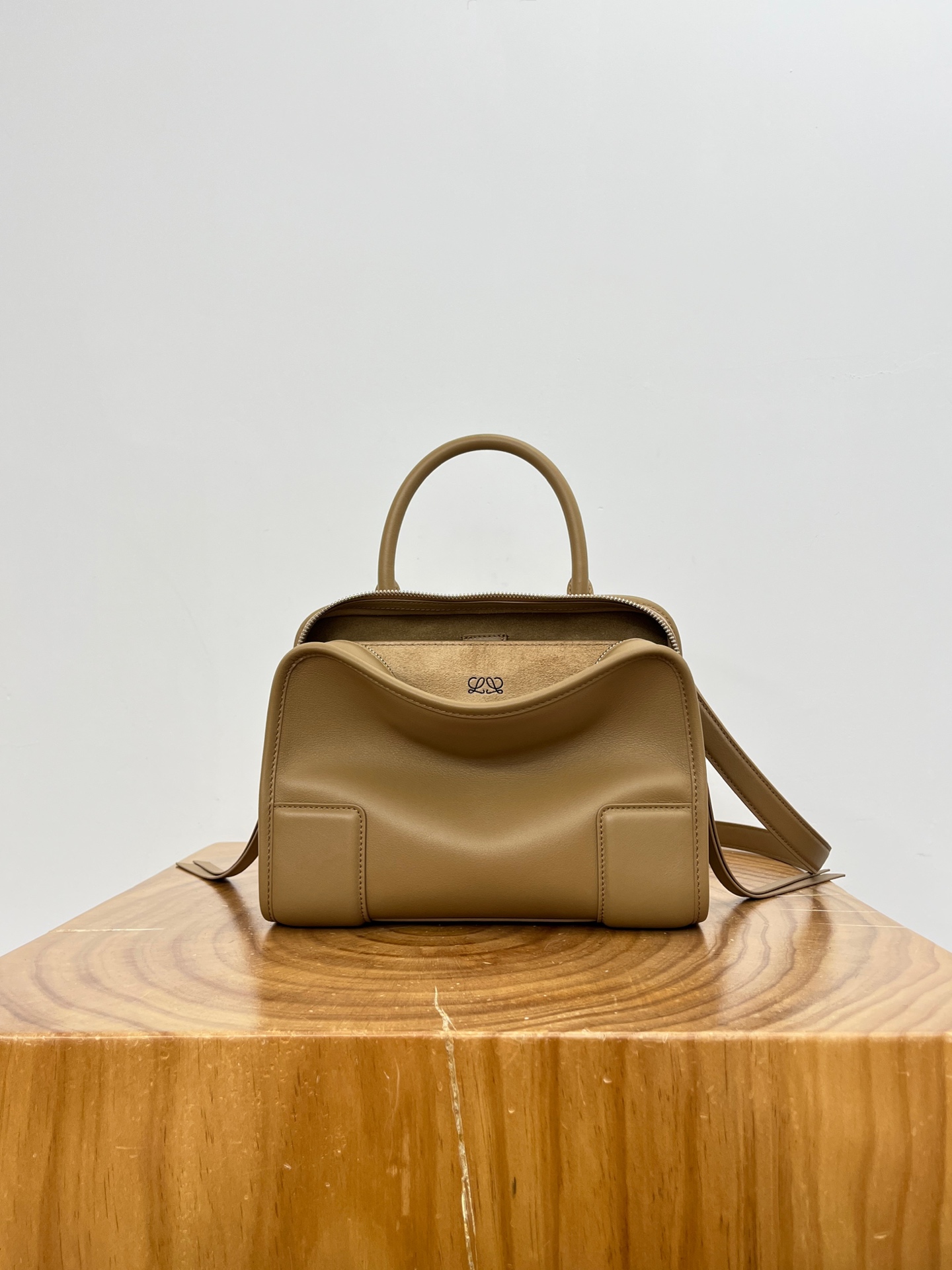 Кожаная сумка Loewe Amazona 180, коричневый