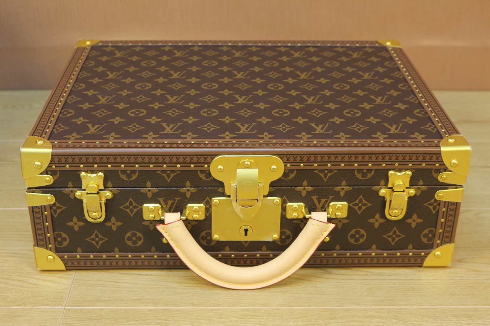 [Trolley Cases]Its firmness is a sign of Louis Vuitton