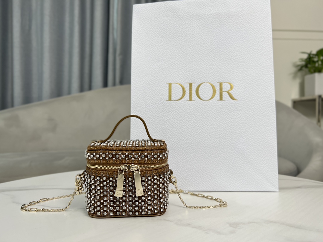 DiorSuper mini cosmetic bag Lady Dior Vanity embroidered starry white diamond handbag is exquisitely designed. Lined with lamb ribs, it's crafted