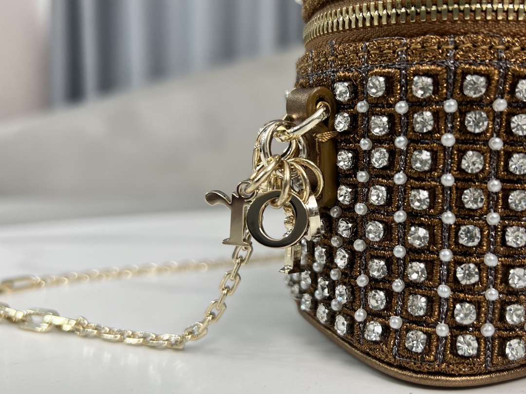 DiorSuper mini cosmetic bag Lady Dior Vanity embroidered starry white diamond handbag is exquisitely designed. Lined with lamb ribs, it's crafted