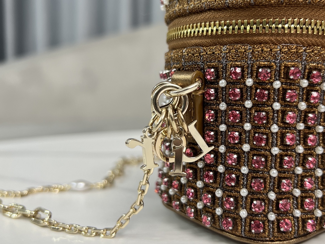 Handmade super mini cosmetic bag Lady Dior Vanity embroidered star pink diamond handbag with exquisite design. Lined with lamb ribs, it's crafted