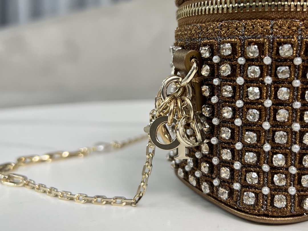 Handmade ultra-mini cosmetic bag Lady Dior Vanity embroidered star-studded gold and diamond handbag with exquisite design. Lined with lamb ribs,