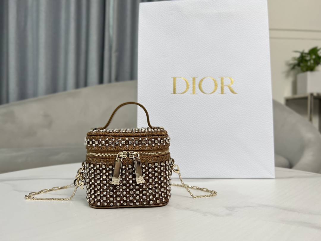 Handmade ultra-mini cosmetic bag Lady Dior Vanity embroidered star-studded gold and diamond handbag with exquisite design. Lined with lamb ribs,