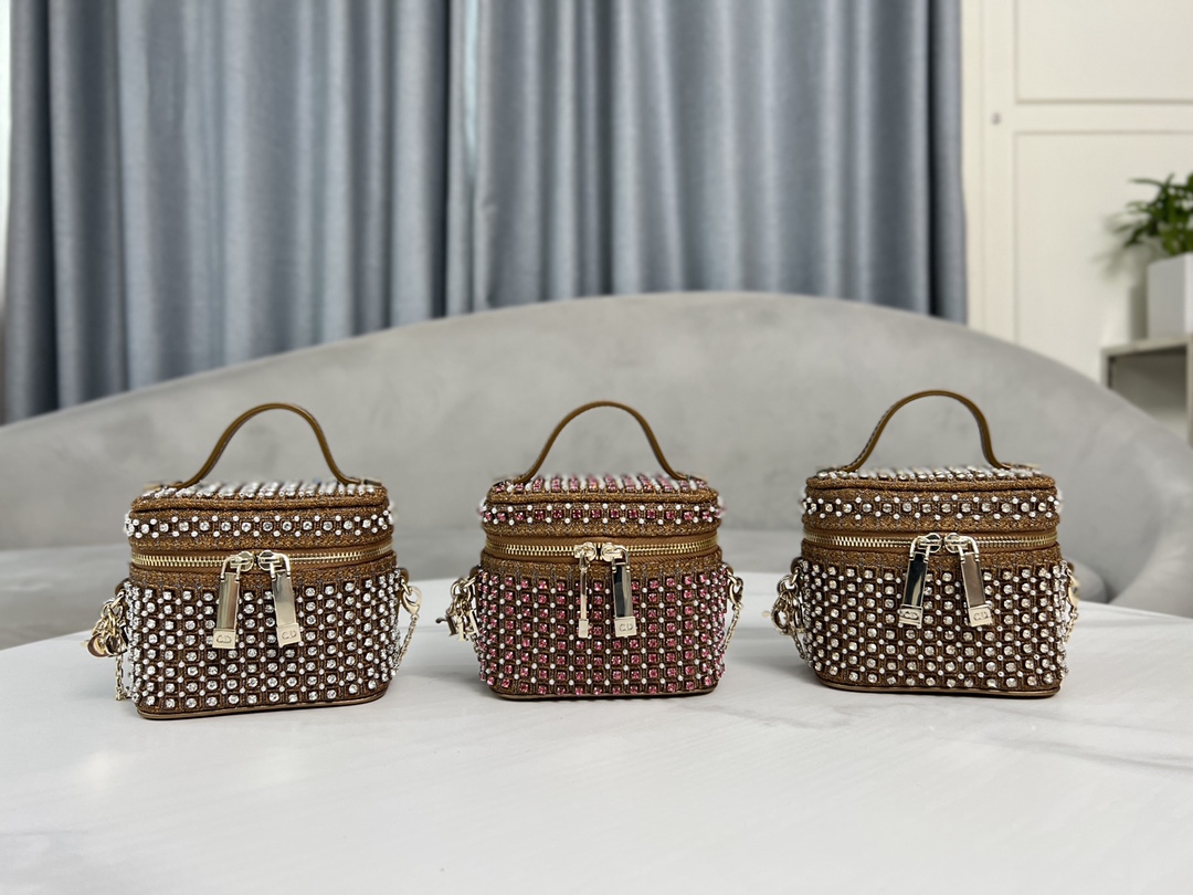 So beautiful, the super mini cosmetic bag Lady Dior Vanity embroidered star gold and diamond handbag is exquisitely designed.
