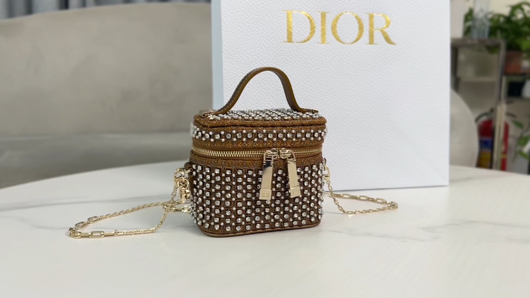 Handmade ultra-mini cosmetic bag Lady Dior Vanity embroidered star-studded white diamond handbag with exquisite design.