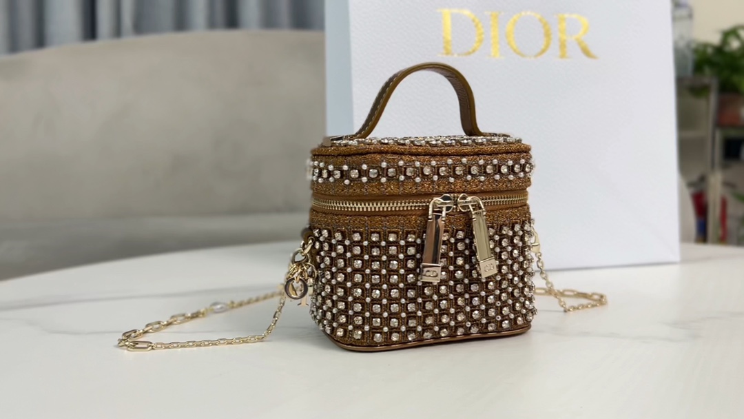 The super mini cosmetic bag Lady Dior Vanity embroidered star-studded gold and diamond handbag is exquisitely designed.