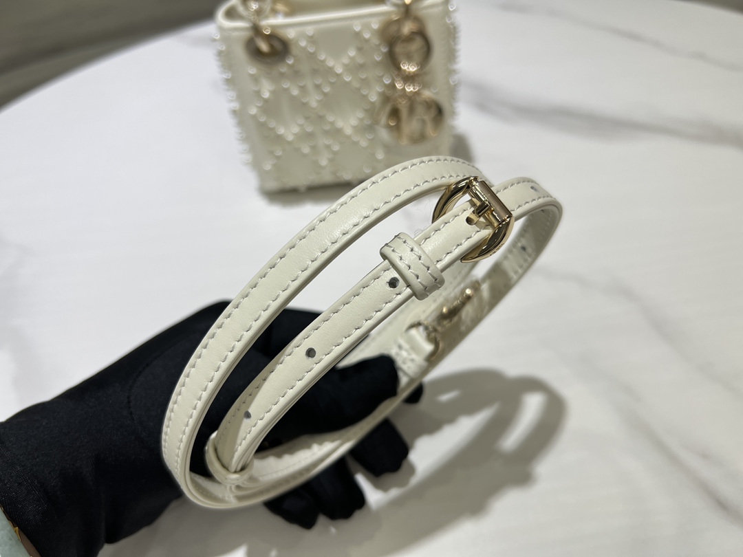 Dior Lady Dio r mini super mini embroidered white pearl bag, handbag embodies Dio r's profound insight into elegance and beauty. Crafted from whi