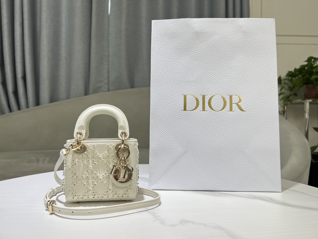 Dior Lady Dio r mini super mini embroidered white pearl bag, handbag embodies Dio r's profound insight into elegance and beauty. Crafted from whi