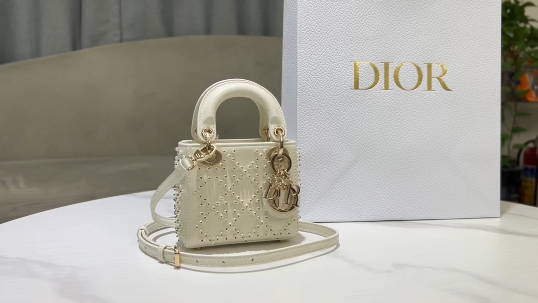 Dior Lady D, ior mini super mini embroidered white pearl bag, the handbag epitomizes Dio's deep insights into elegance and beauty.