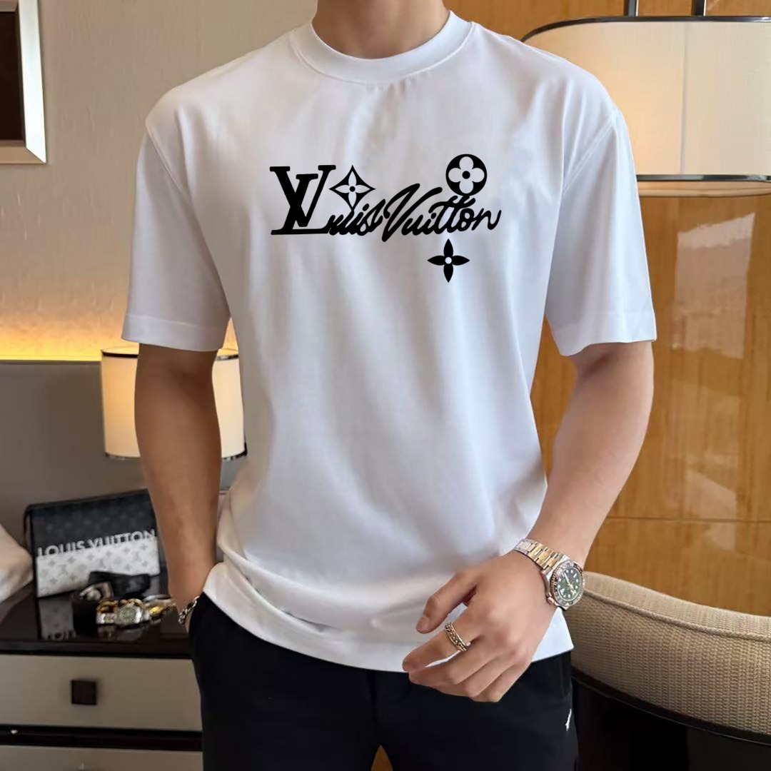 NO:134810,The first choice for single-wearing foundation for the donkey is high-end fabric 240 grams of pure cotton. A new spring and summer short-sleeved fashion classic round neck short-sleeved fashion item design, more fashionable and comfortable, high-standard customization, very stylish upper body, classic LOGO pattern on the chest brand customer-supplied auxiliary materials, customer-supplied imported high-end fabric with very delicate texture, exquisite details and exquisite craftsmanship, and extremely shaping item, can be matched with any fashion, super good style, a must-have item for trendy men Size S-XXL!  ,,louis vuitton,louis vuitton,T-shirt,alexander wang19860909驴家单穿打底都是首选 高定面料 240克纯棉 春夏新品短袖时尚经典圆领短袖时尚单品设计,更加时尚舒适,高标准定制,上身非常有型,胸前品牌经典LOGO 图案 客供辅料,客供进口高档面料质感非常细腻,细节工艺精湛考究,塑造性极高的一款单品,任何时装都可以搭配,版型超级好 潮男必备单品 尺码S-XXL！,,louis vuitton,louis vuitton,T-shirt,alexander wang,Men's clothing